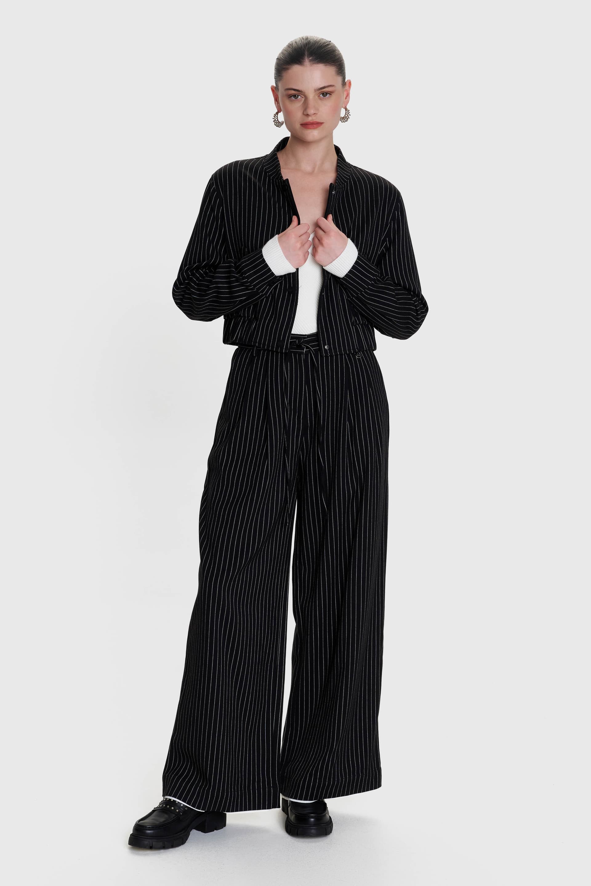 Παντελόνι ριγέ με υφασμάτινη ζώνη - Μαύρο