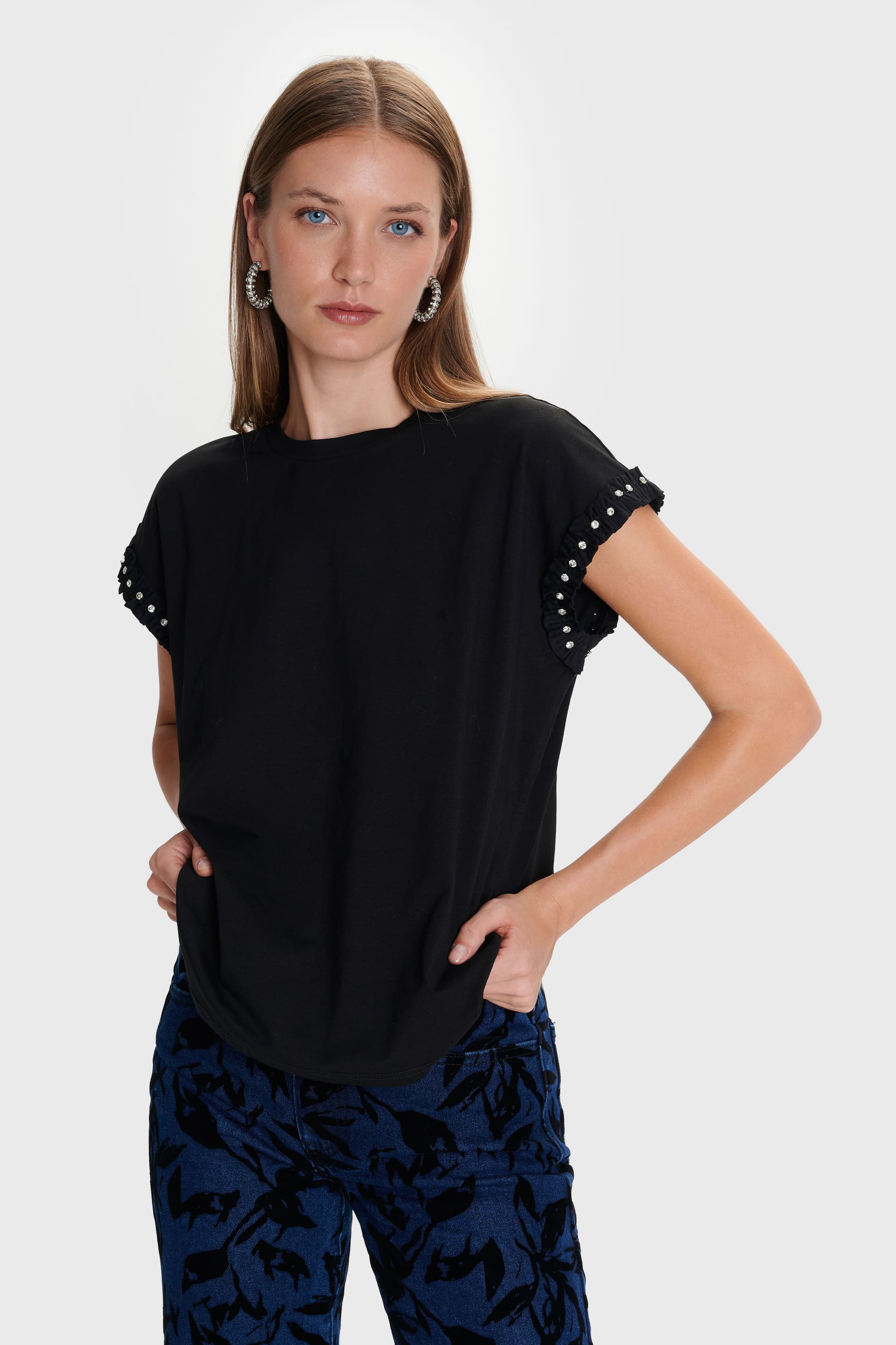Μπλούζα κοντομάνικη με λεπτομέρεια στο μανίκι - Μαύρο