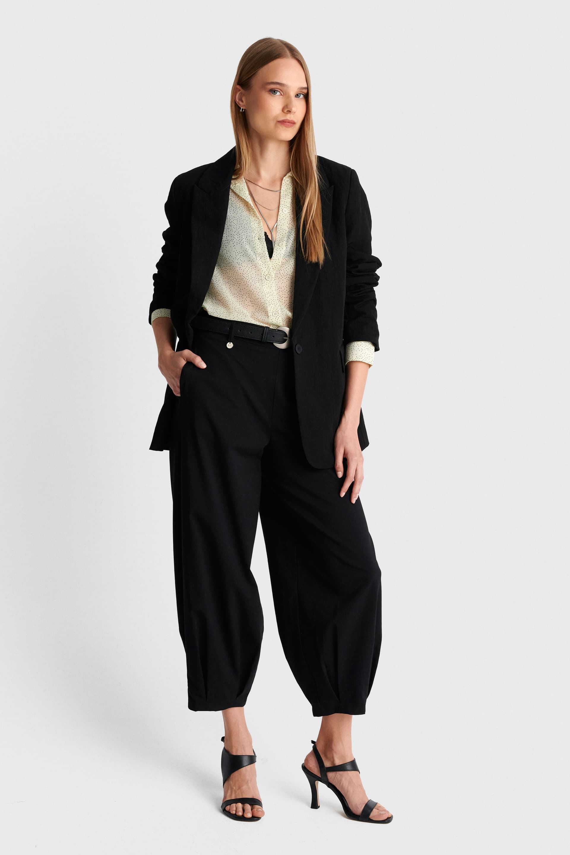 Παντελόνι barrel leg με ζώνη - Μαύρο