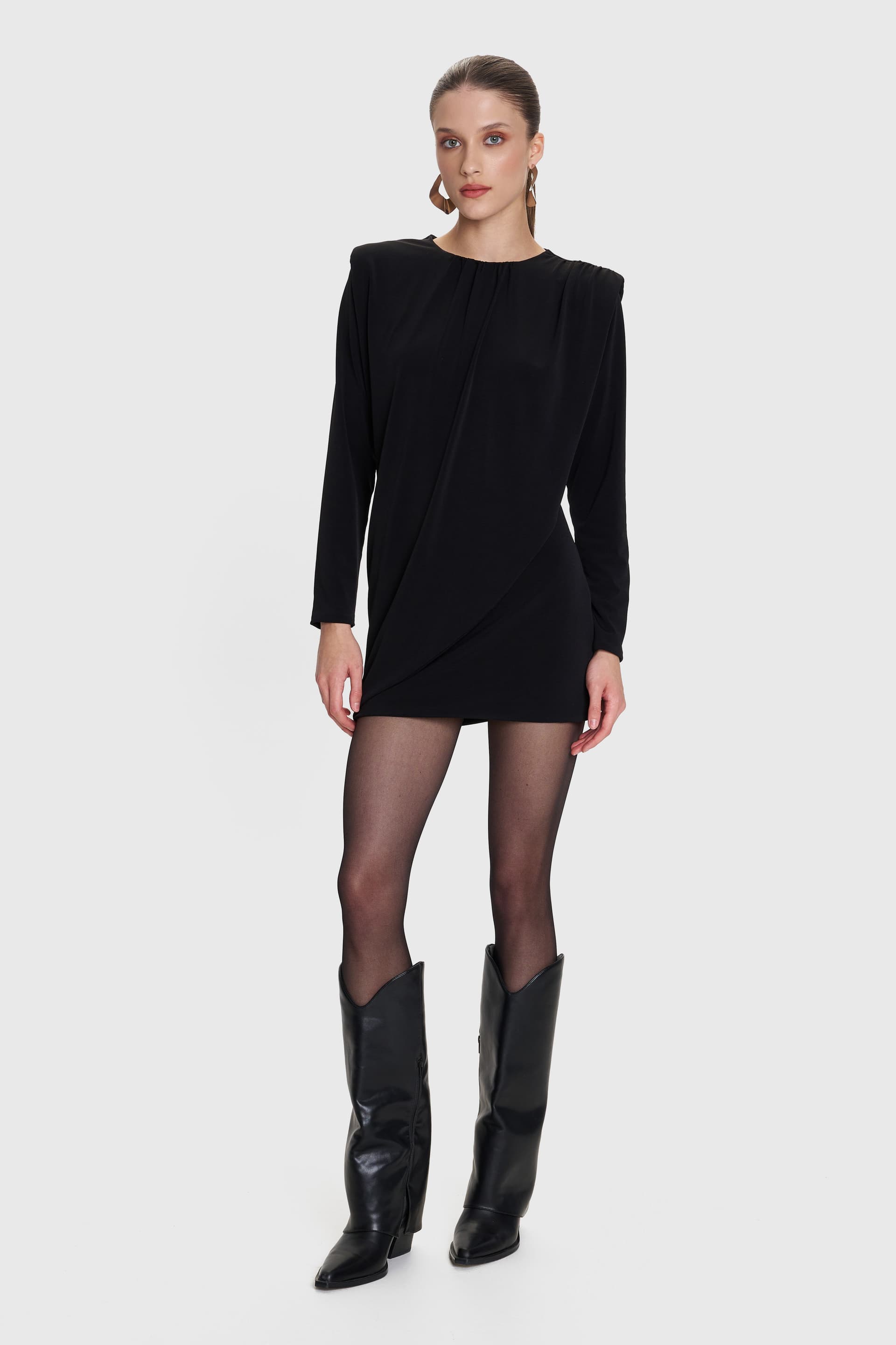 Φόρεμα μίνι με ιδιαίτερους ώμους - Μαύρο