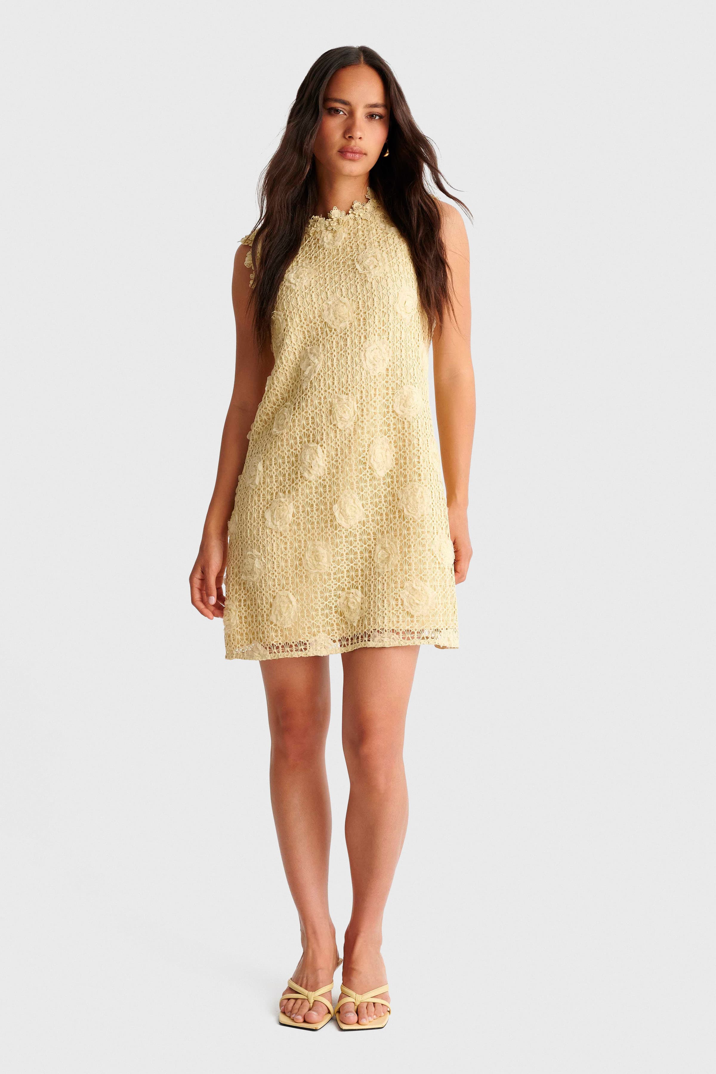 Φόρεμα μίνι με δαντέλα και 3D λουλούδια - BANANA