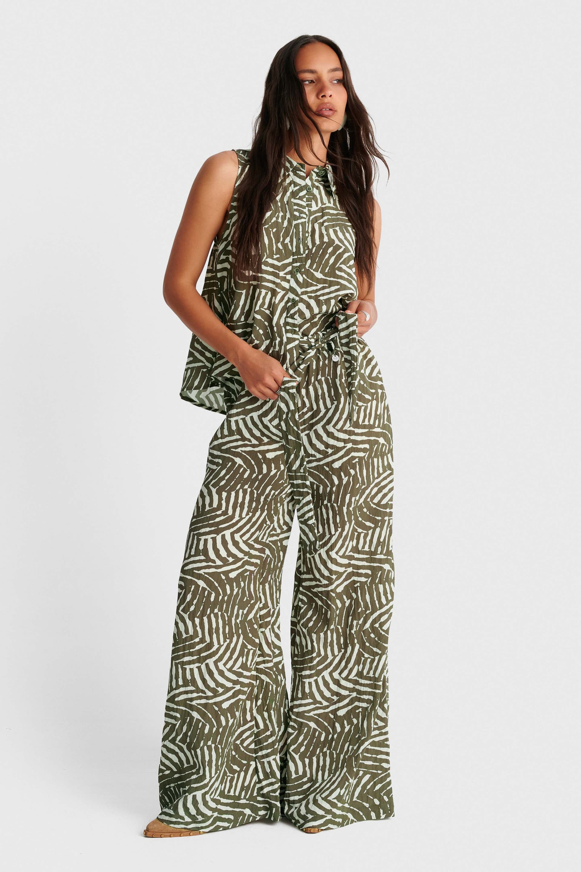 Παντελόνα εμπριμέ με ζώνη - Χακί