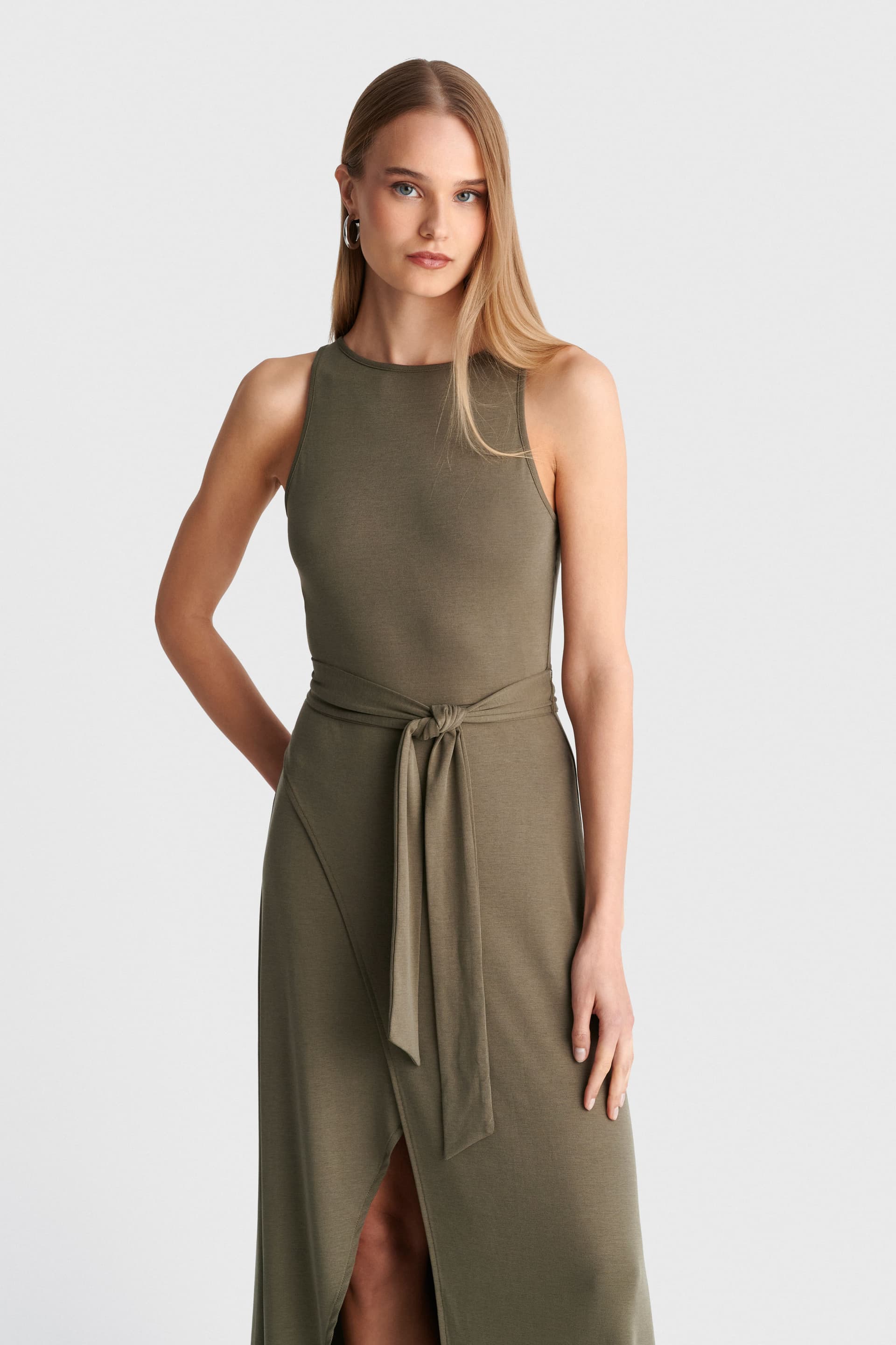 Μάξι φόρεμα με ζώνη και άνοιγμα - Χακί