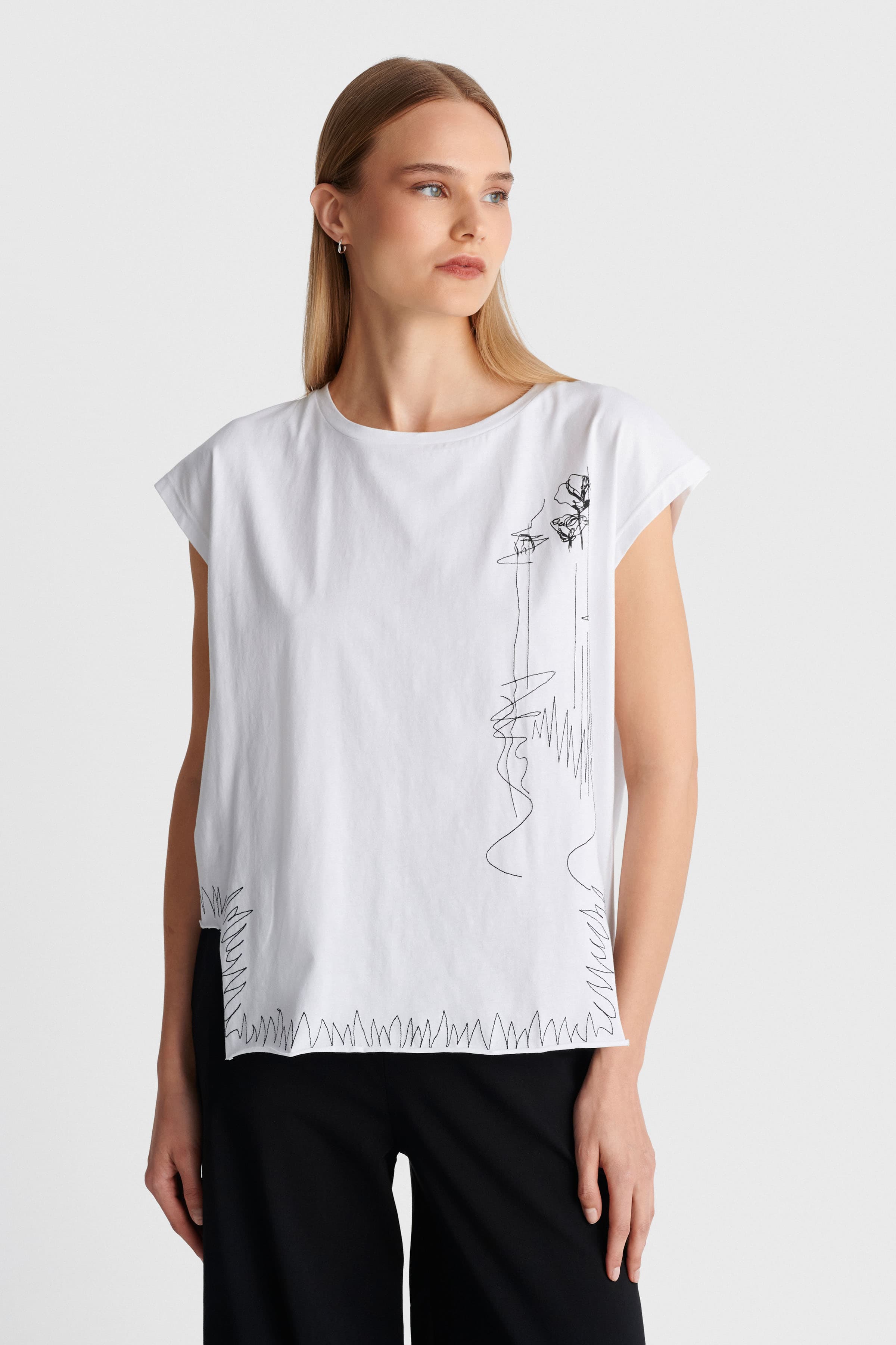 Τοπ με κεντημένες λεπτομέρειες - Λευκό