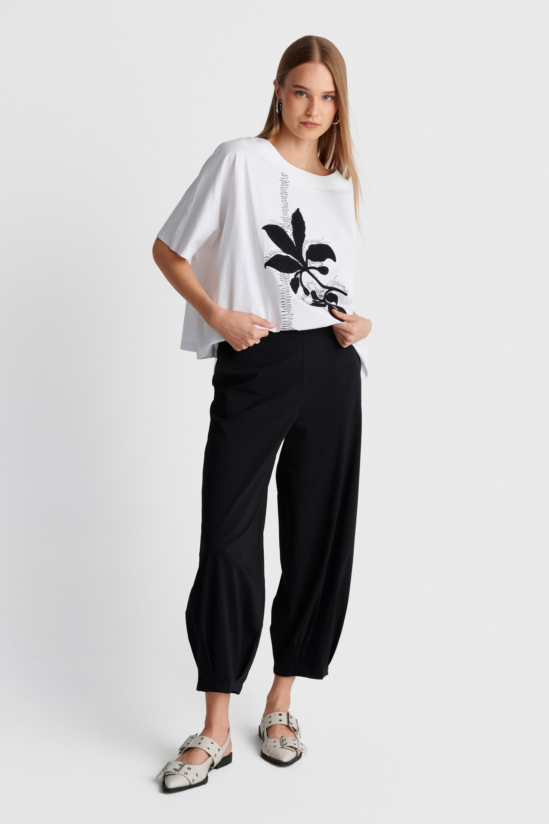 Tοπ με ασυμμετρία και κέντημα - Λευκό