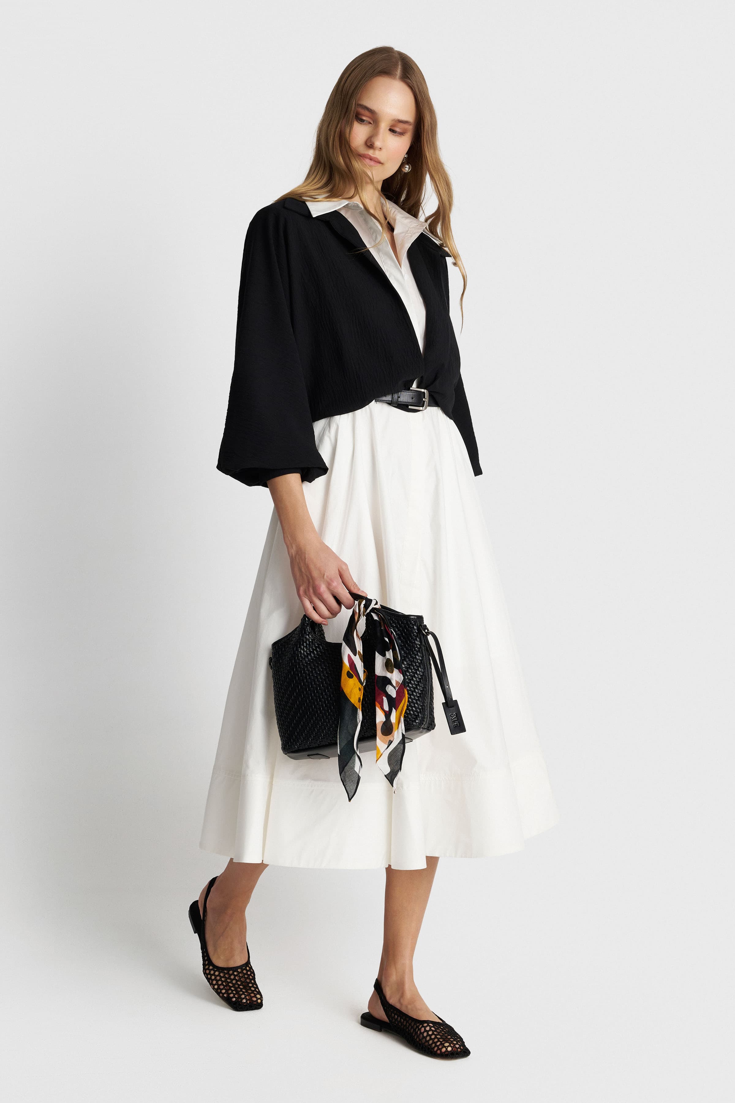 Φόρεμα μίντι με βάτες και ζώνη - Λευκό