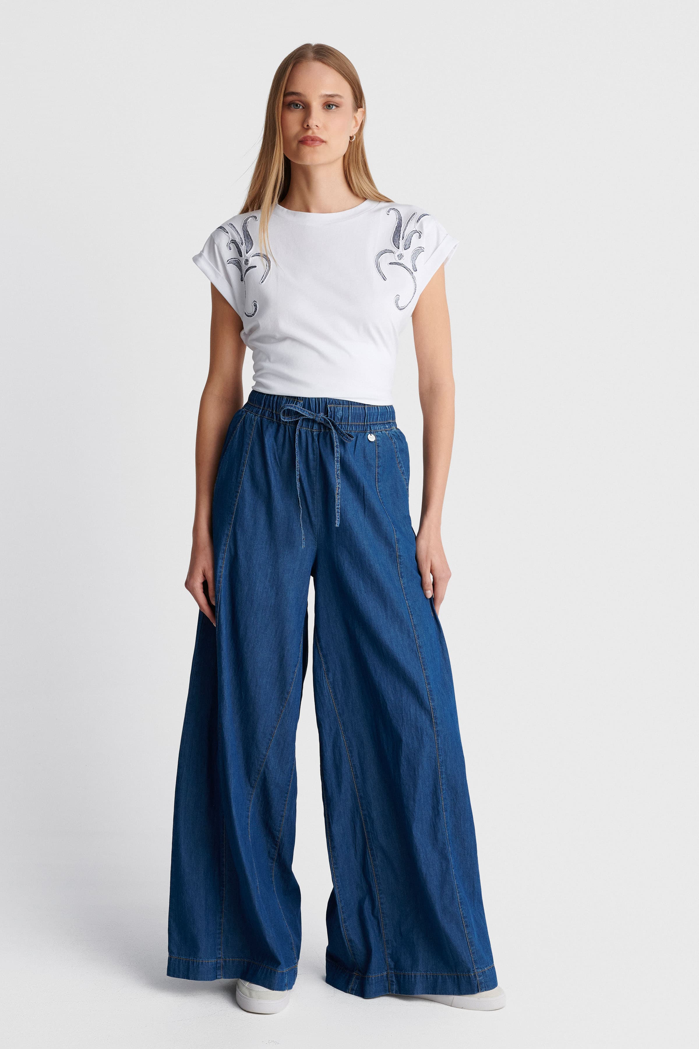 Τοπ με κεντημένες λεπτομέρειες - Λευκό