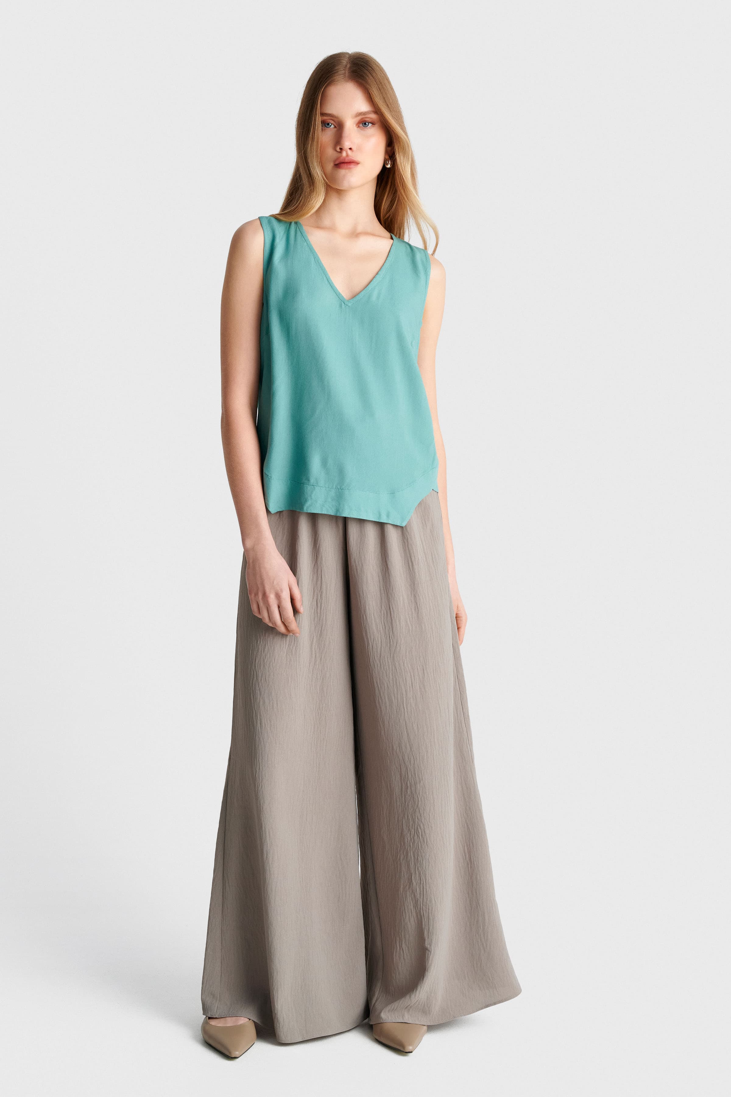 Τοπ αμάνικο με V - MINT