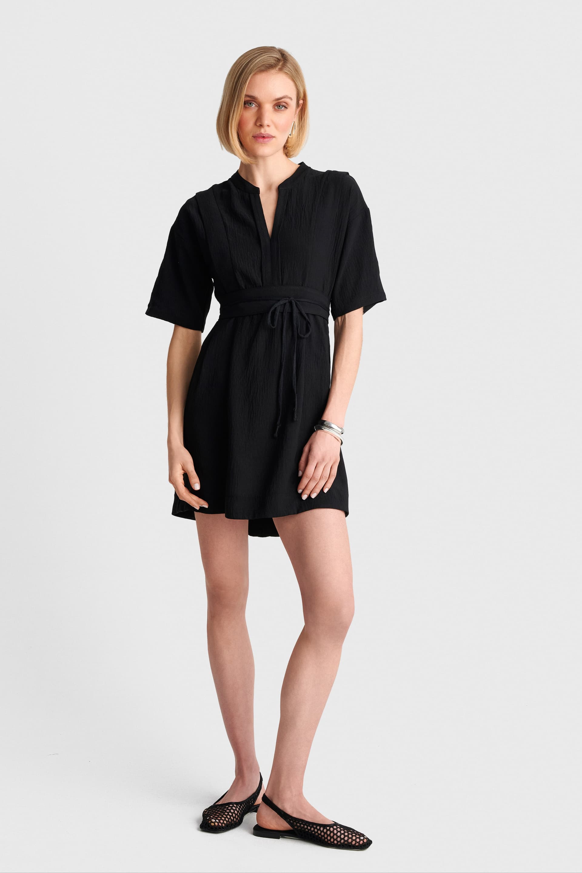 Φόρεμα κοντό με ζώνη - Μαύρο