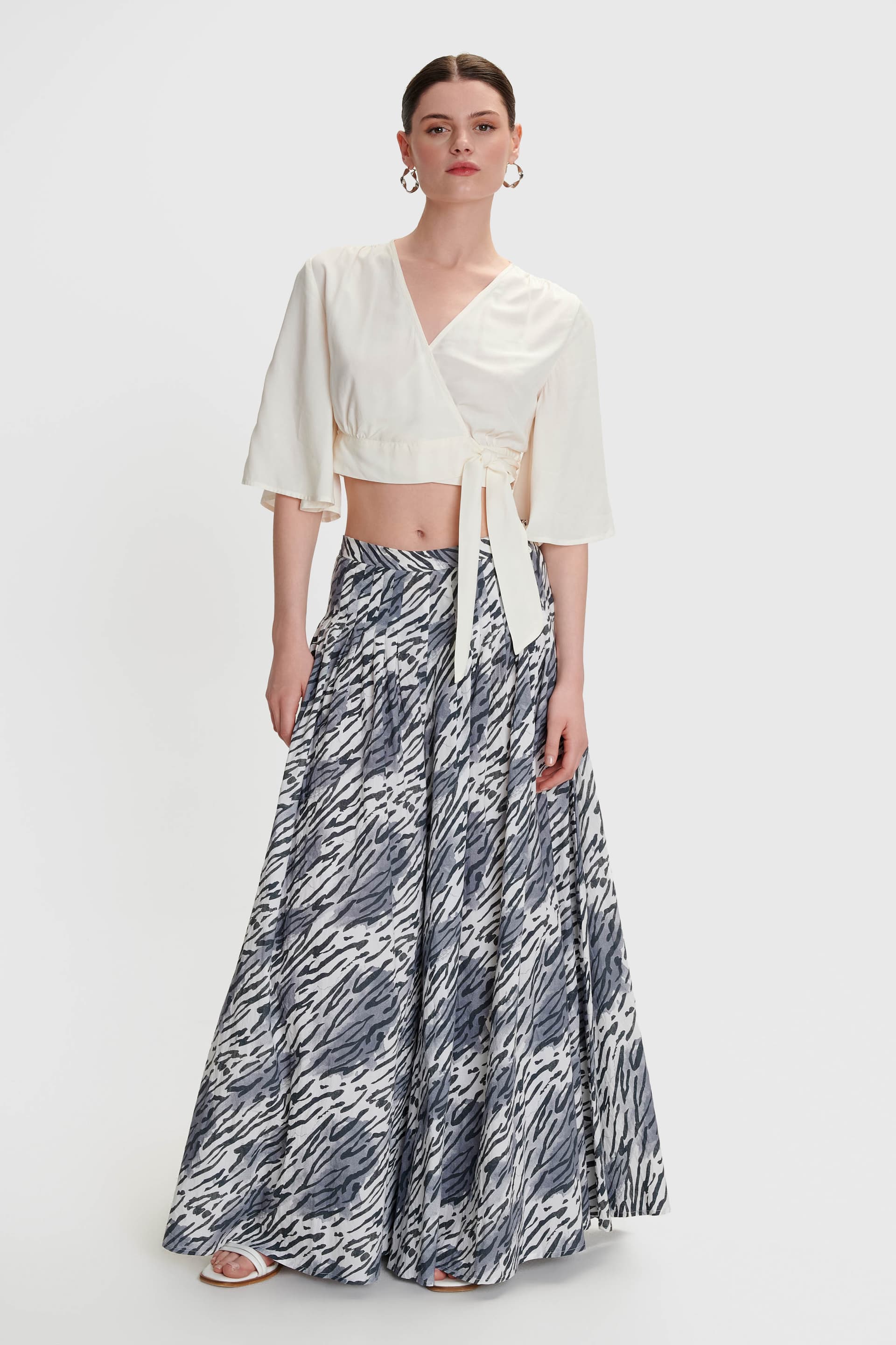 Τοπ wrap με διακοσμητικά κουμπιά - Λευκό