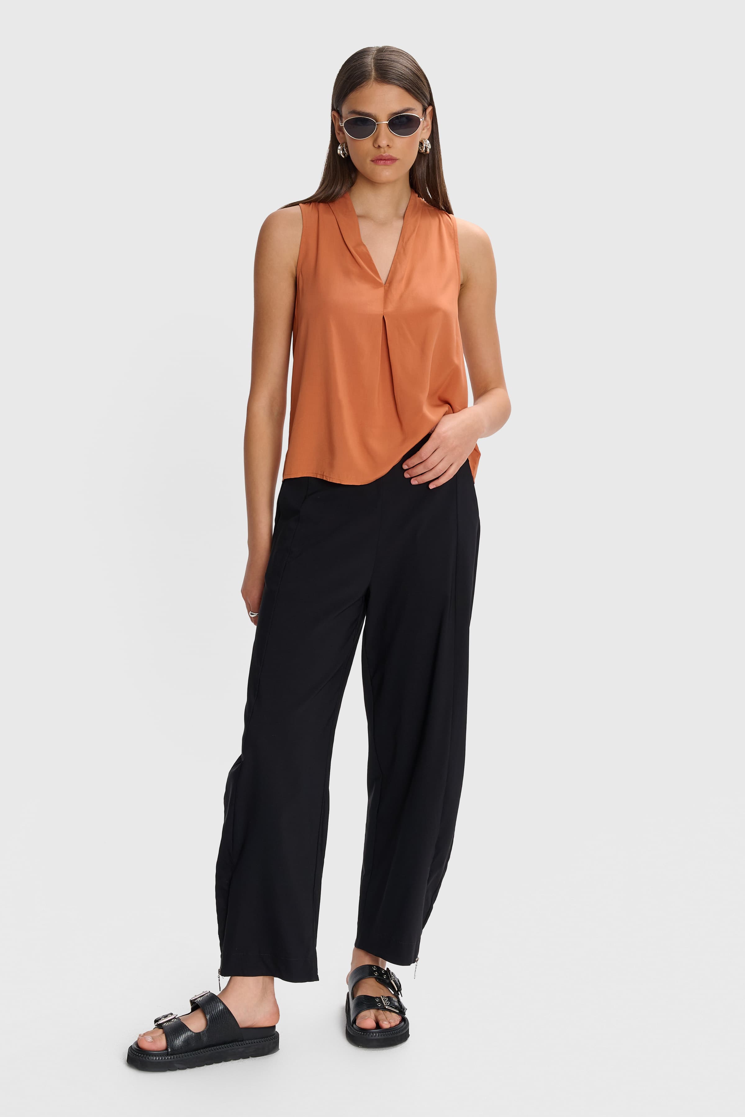 Τοπ αμάνικο με V - BRICK