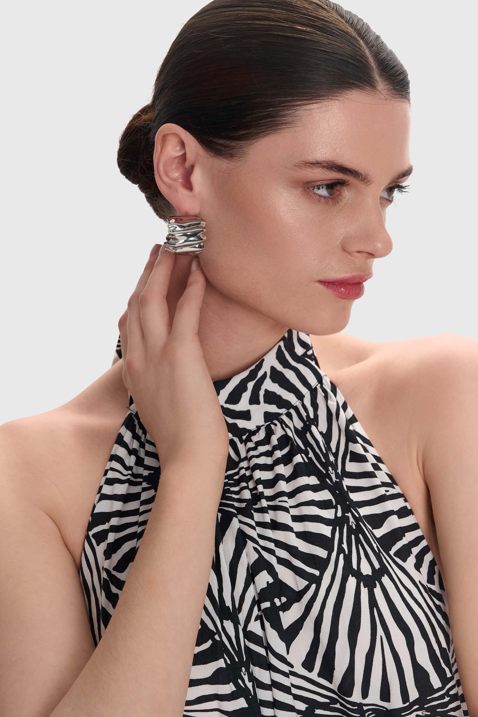 Μεταλλικά ανάγλυφα σκουλαρίκια - Ασημί