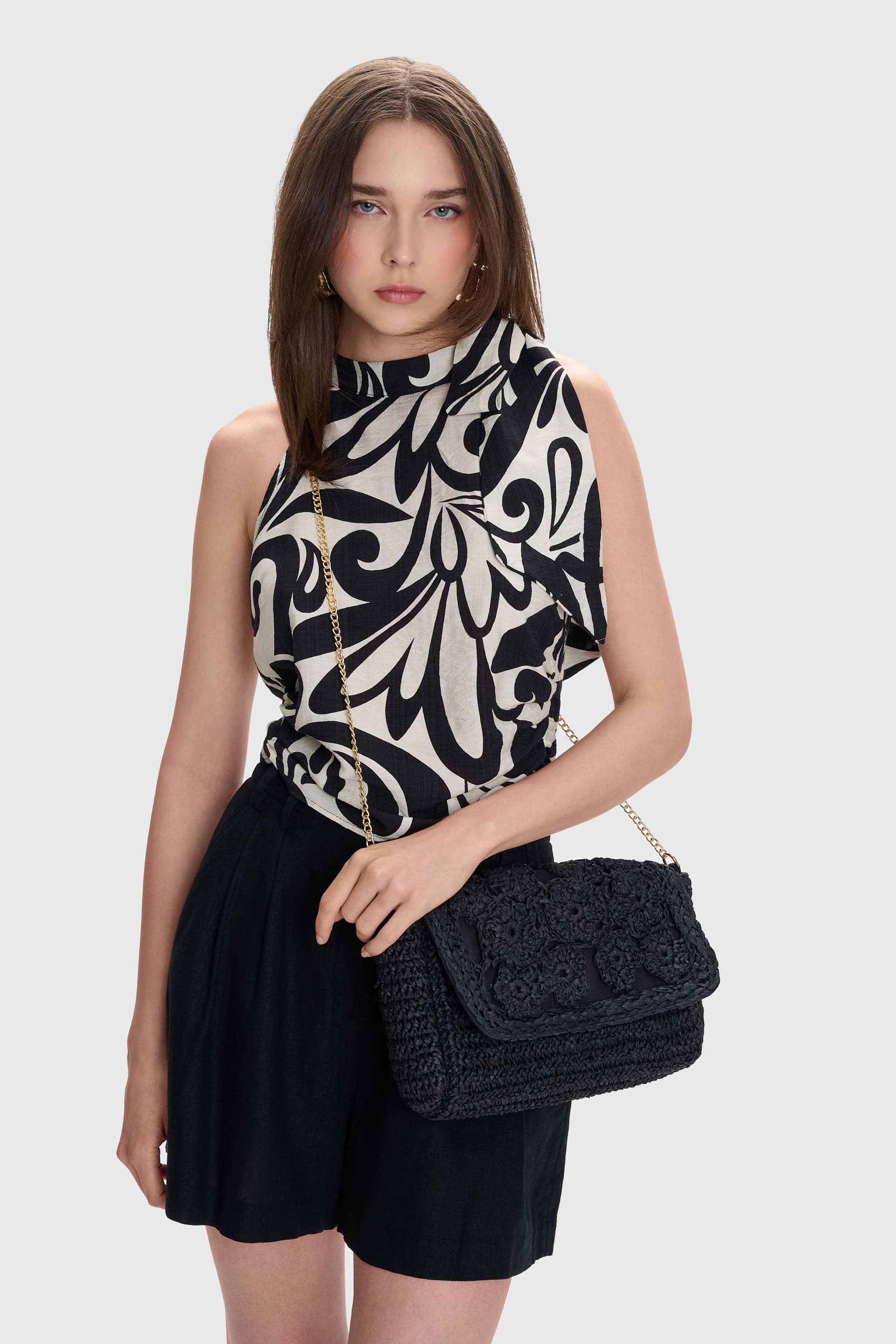 Τσάντα ψάθινη με χρυσή αλυσίδα - Μαύρο