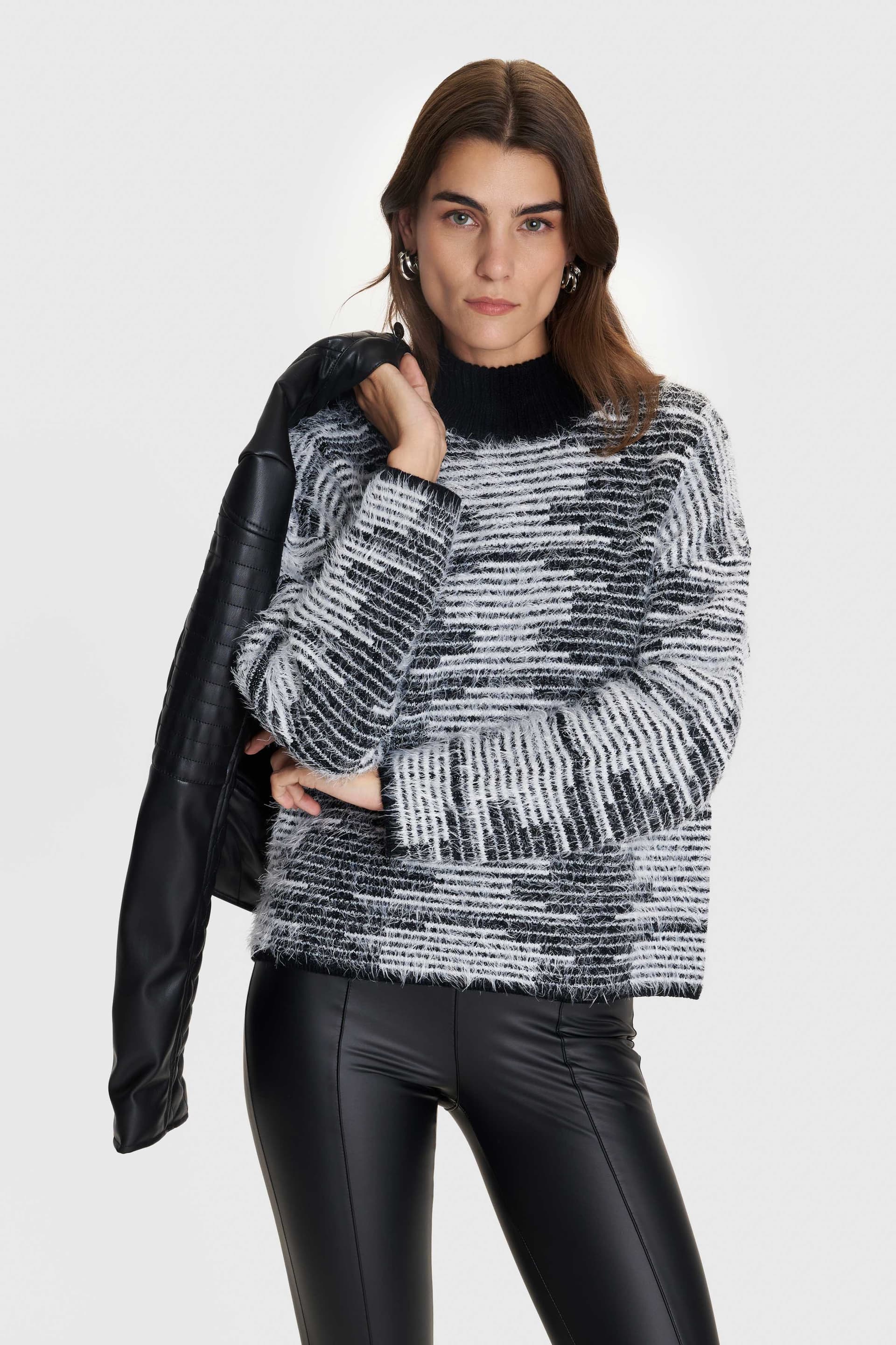 Μπλούζα πλεκτή με ασπρόμαυρο σχέδιο - Πολύχρωμο