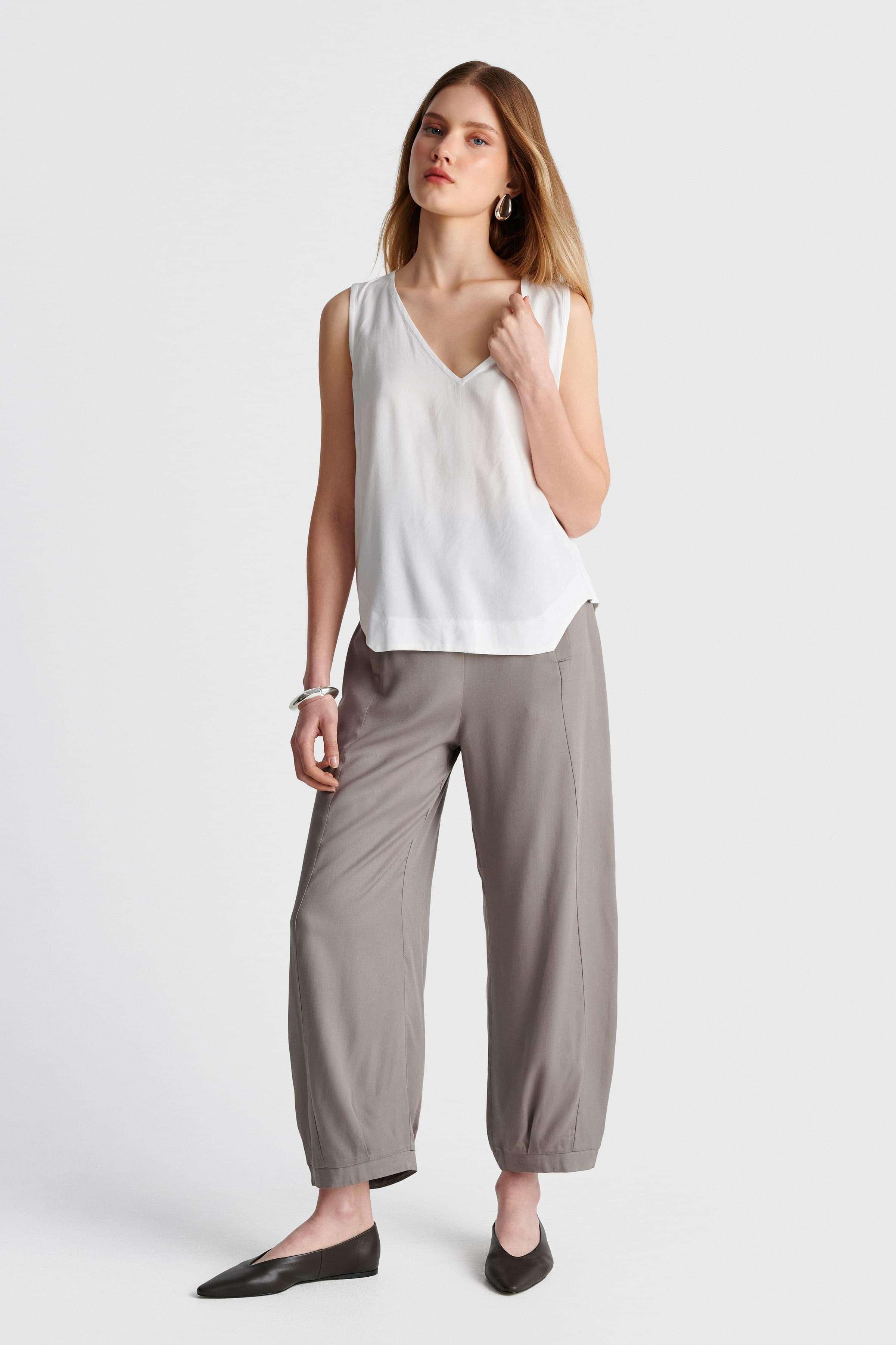 Τοπ αμάνικο με λαιμόκοψη V - Λευκό