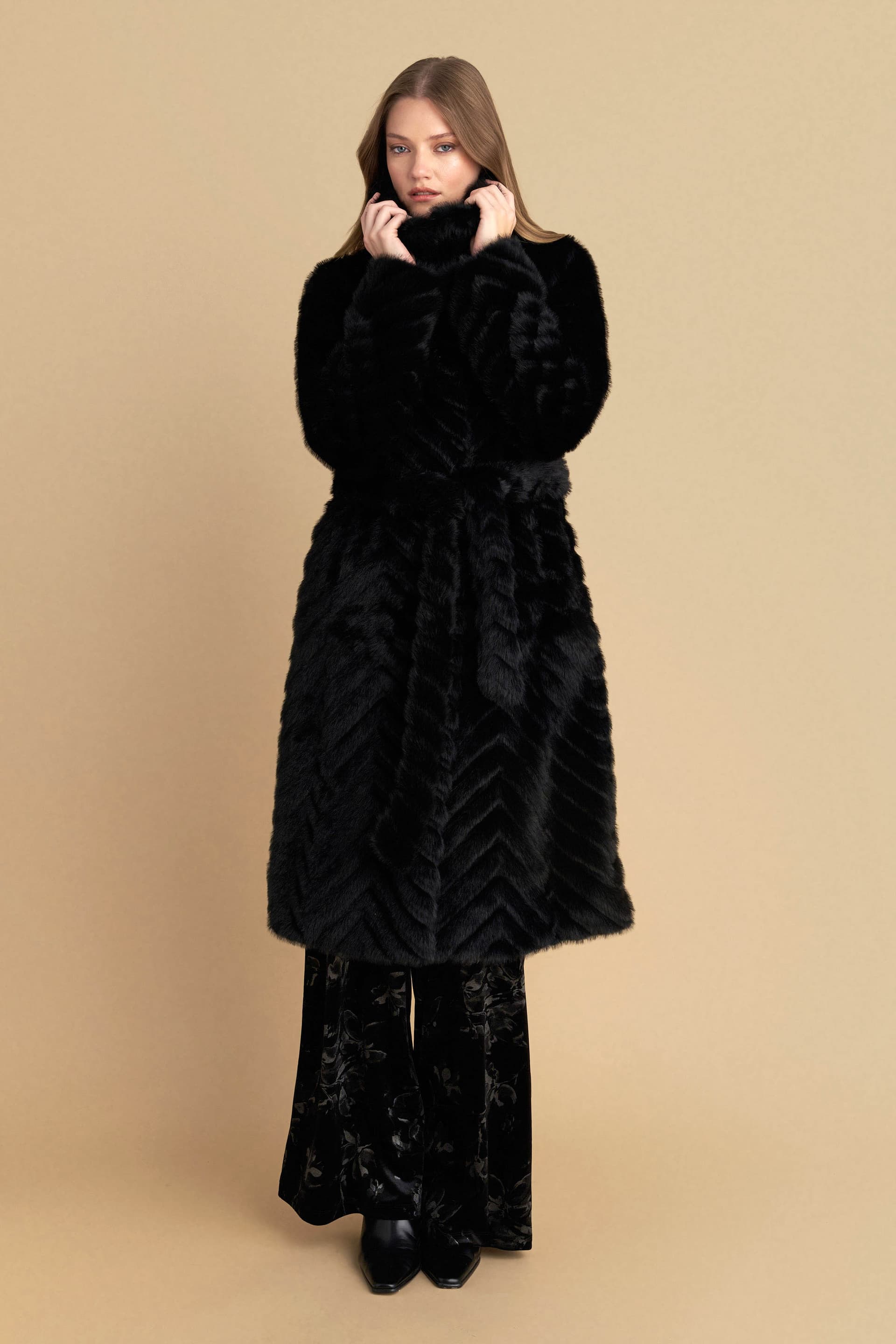 Παλτό με όψη γούνας - Μαύρο