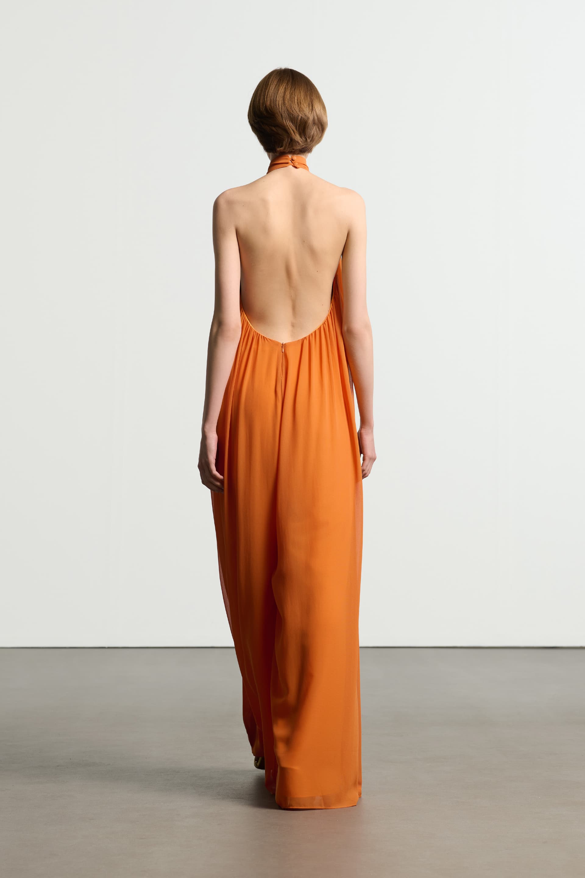 Ολόσωμη φόρμα με ανοιχτή πλάτη και ζώνη - ORANGE