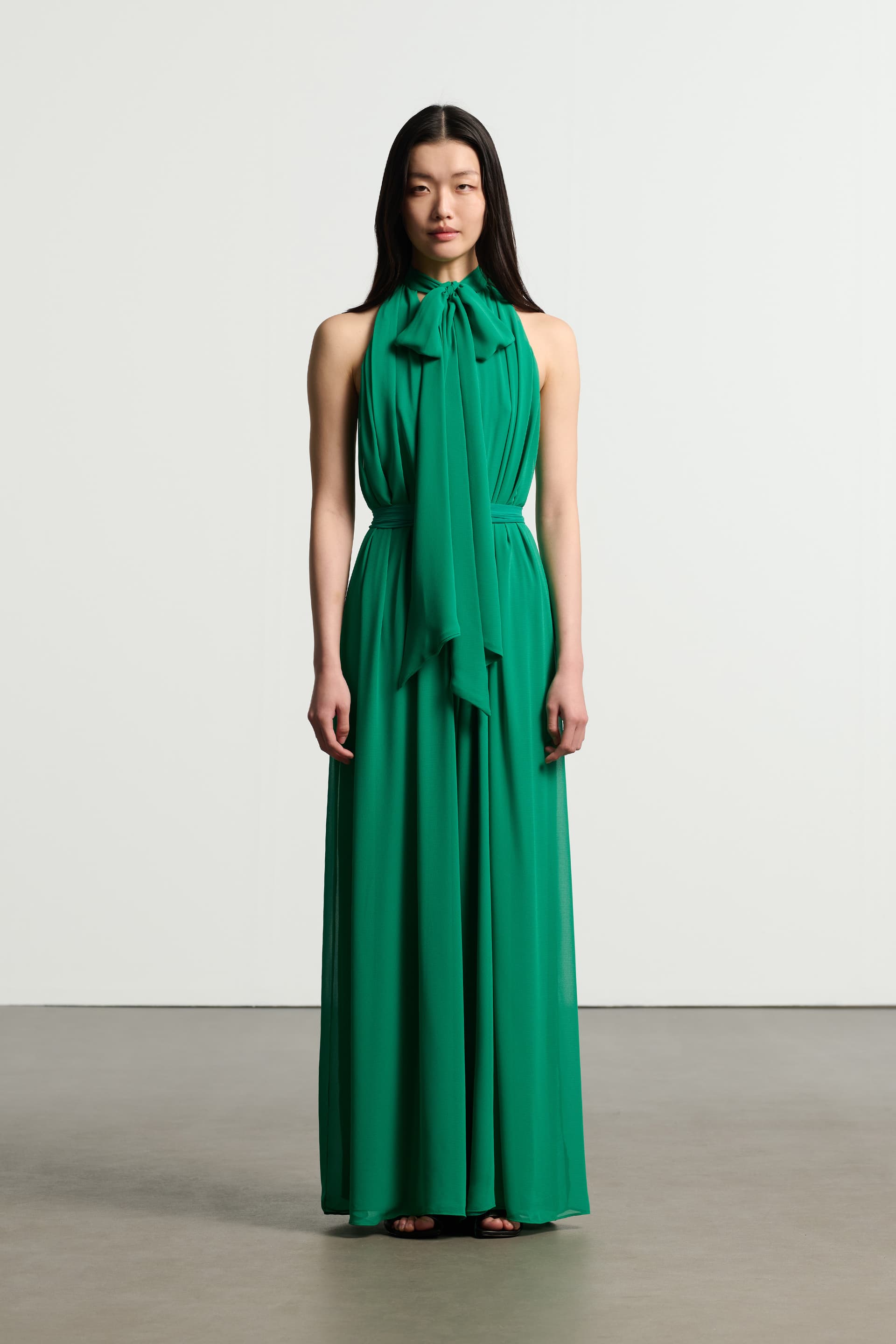 Ολόσωμη φόρμα με ανοιχτή πλάτη και ζώνη - Πράσινο