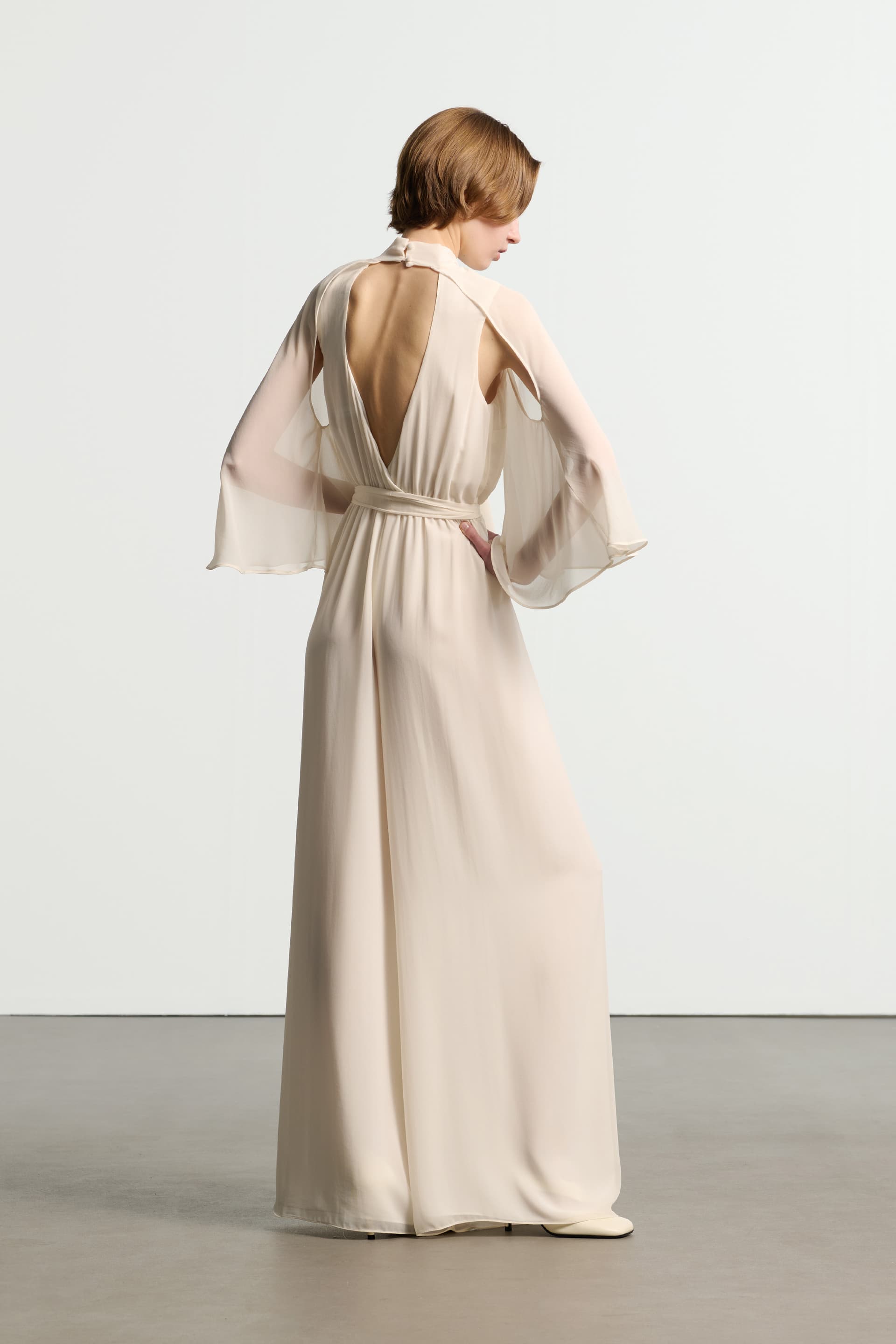 Ολόσωμη αέρινη φόρμα με ανοιχτή πλατή - Λευκό