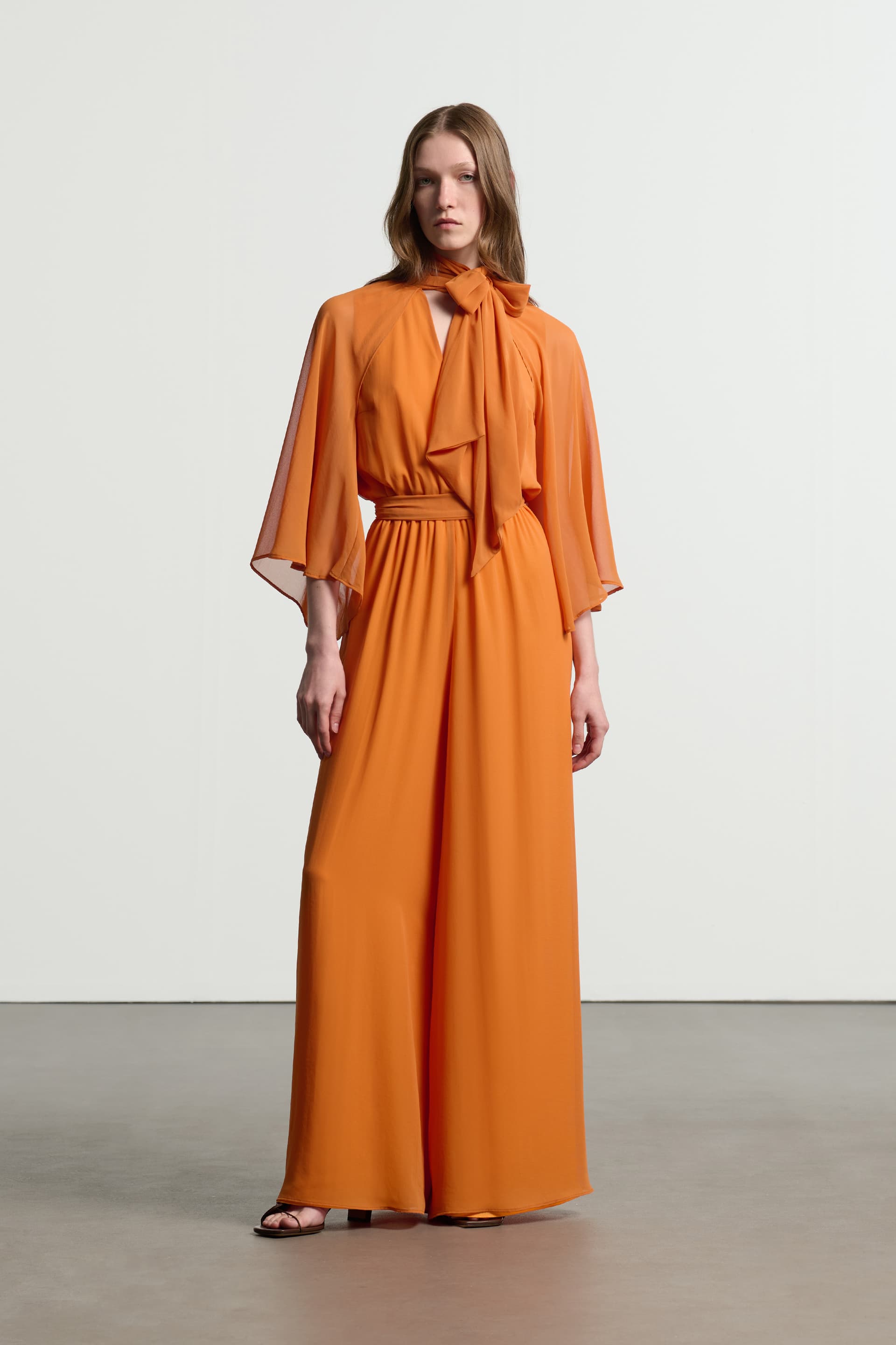 Ολόσωμη αέρινη φόρμα με ανοιχτή πλατή - ORANGE