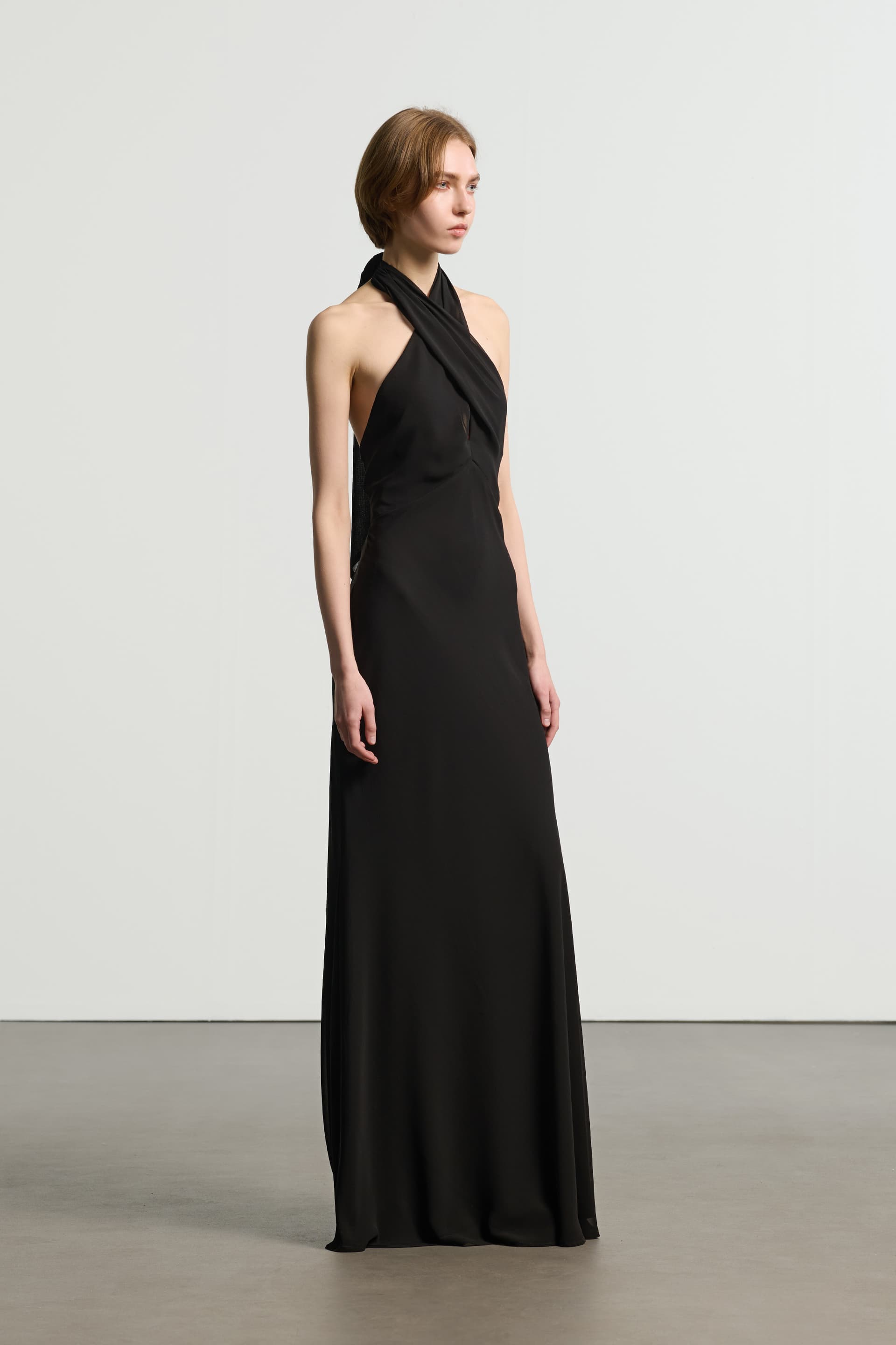 Μάξι εξώπλατο φόρεμα σταυρωτό στο στήθος με λοξό κόψιμο - Μαύρο