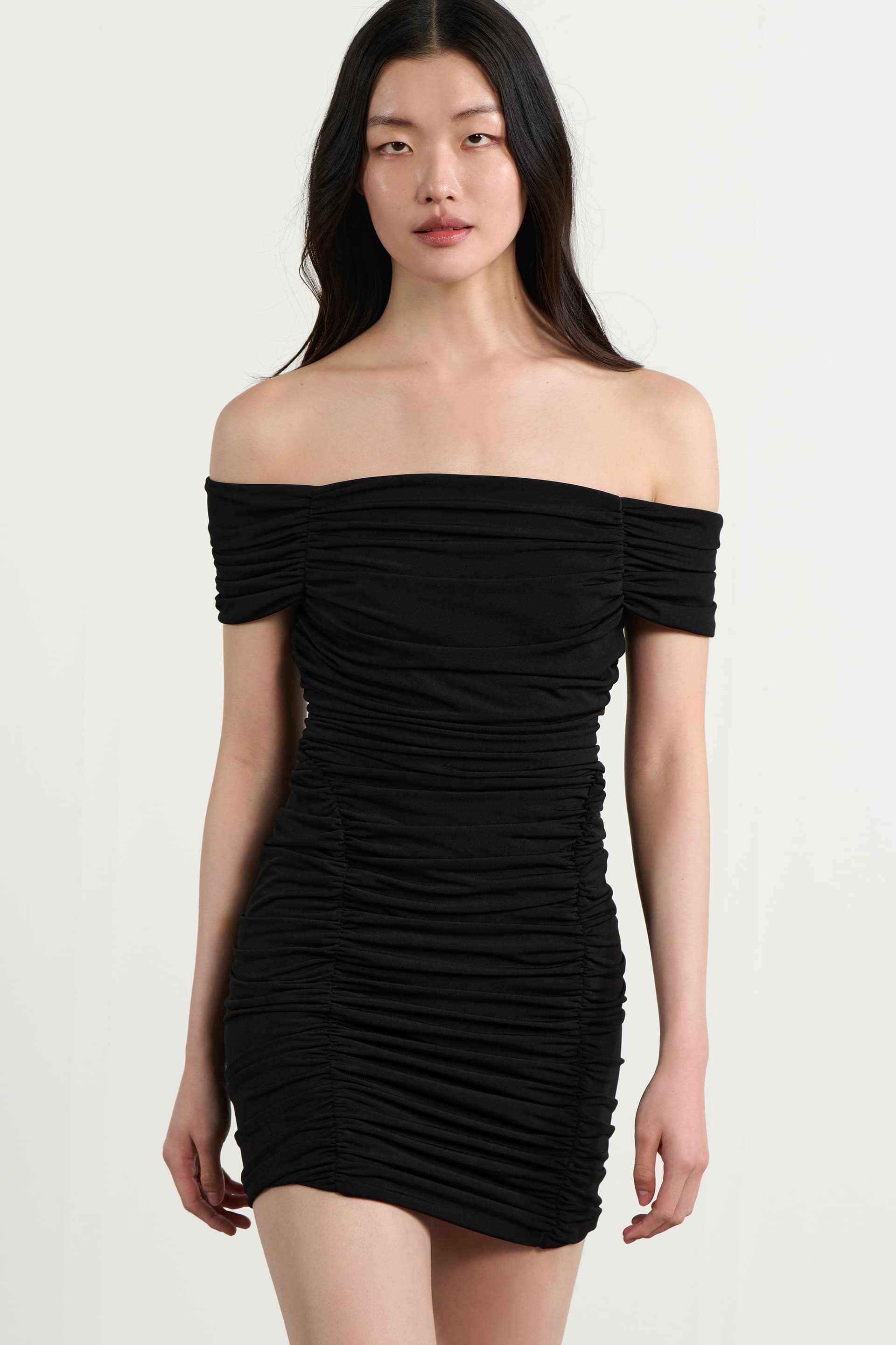 Ντραπέ κοντό φόρεμα με έξω ώμους - Μαύρο