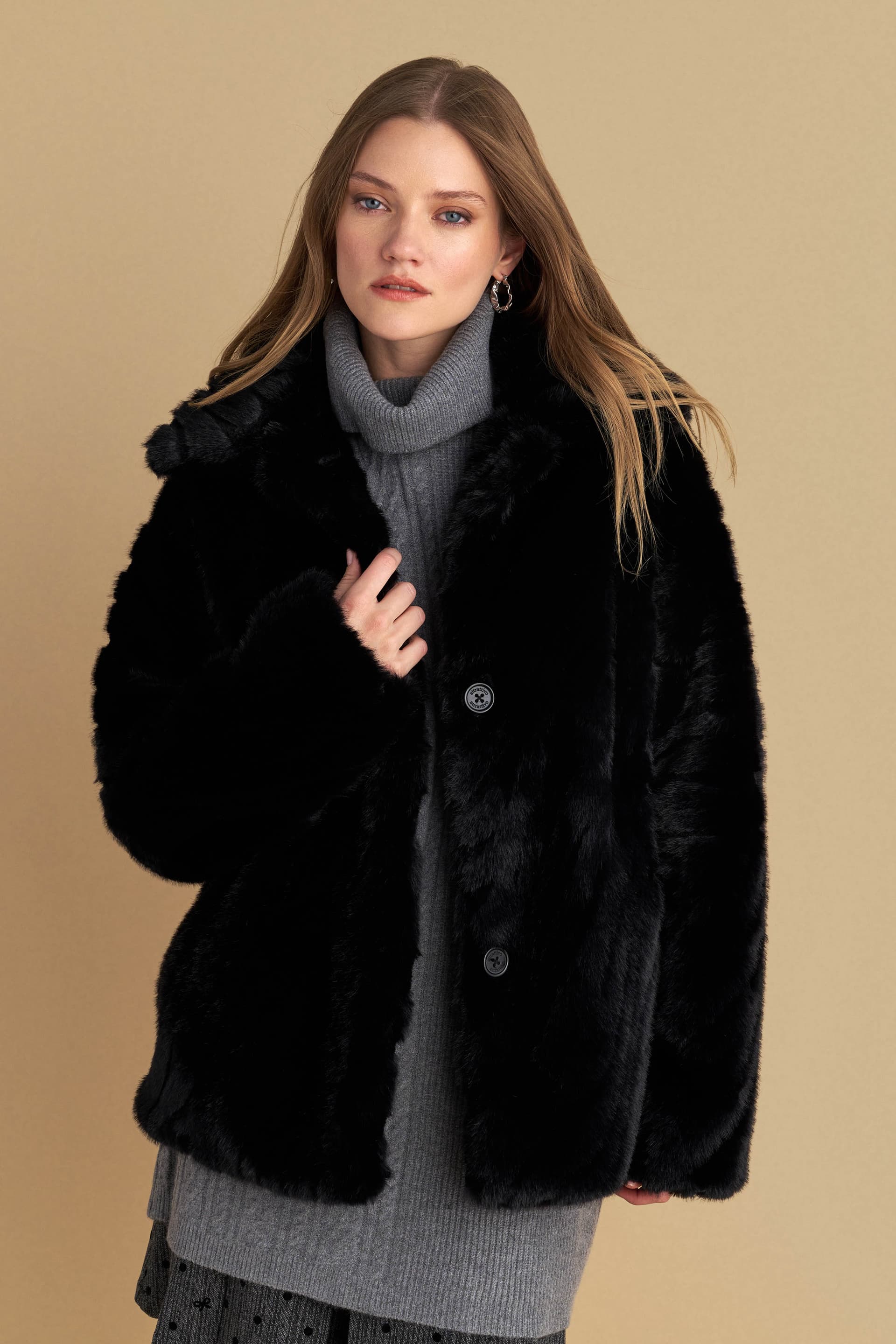 Μπουφάν με γούνινη όψη κουμπιά - Μαύρο