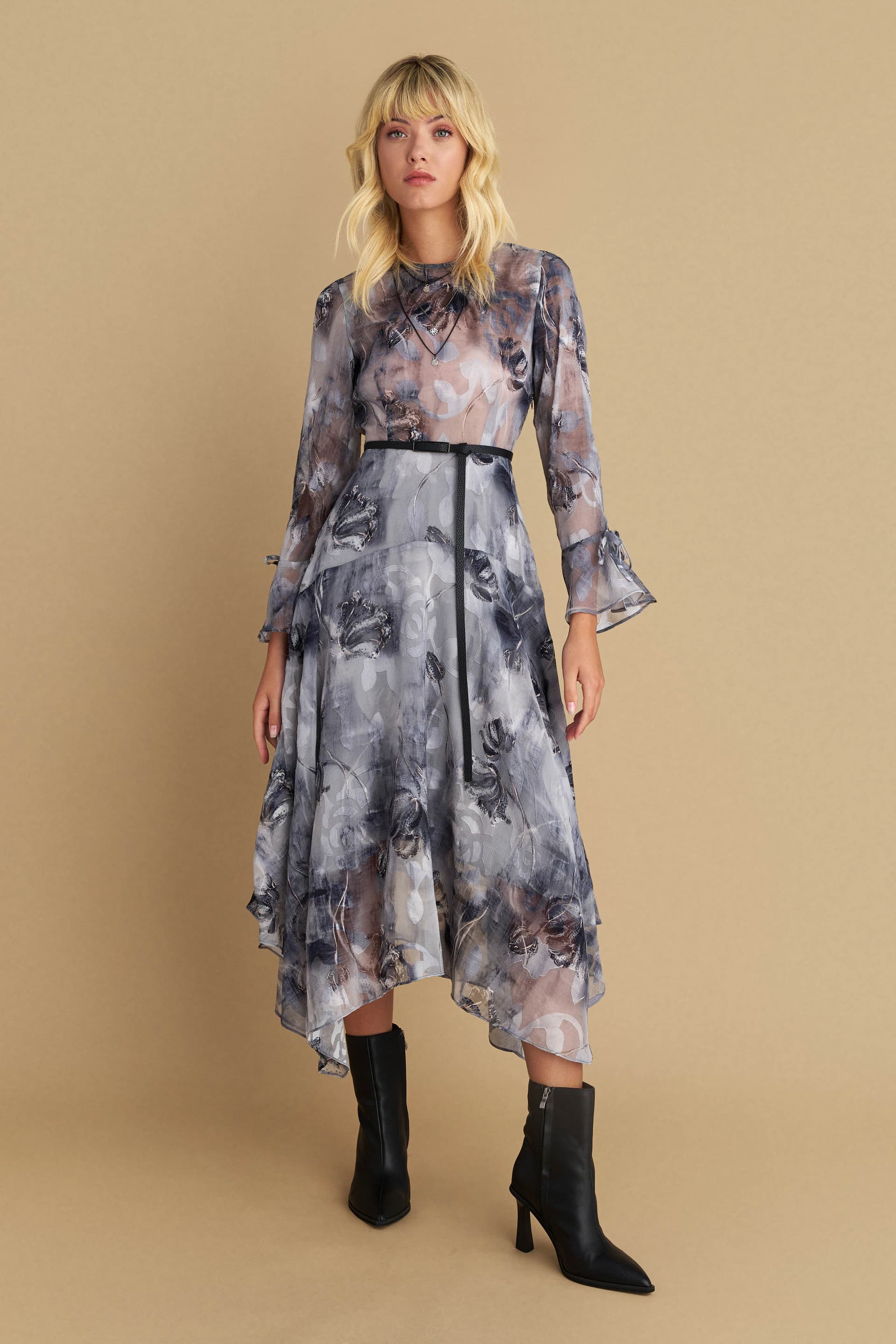 Φόρεμα μίντι με abstract print και ζώνη - Γκρι