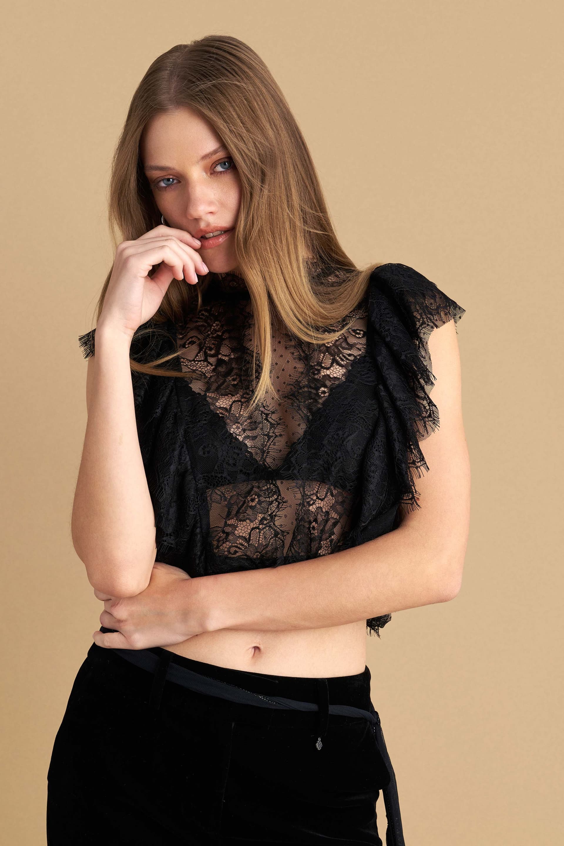 Τοπ δαντέλα αμάνικο - Μαύρο