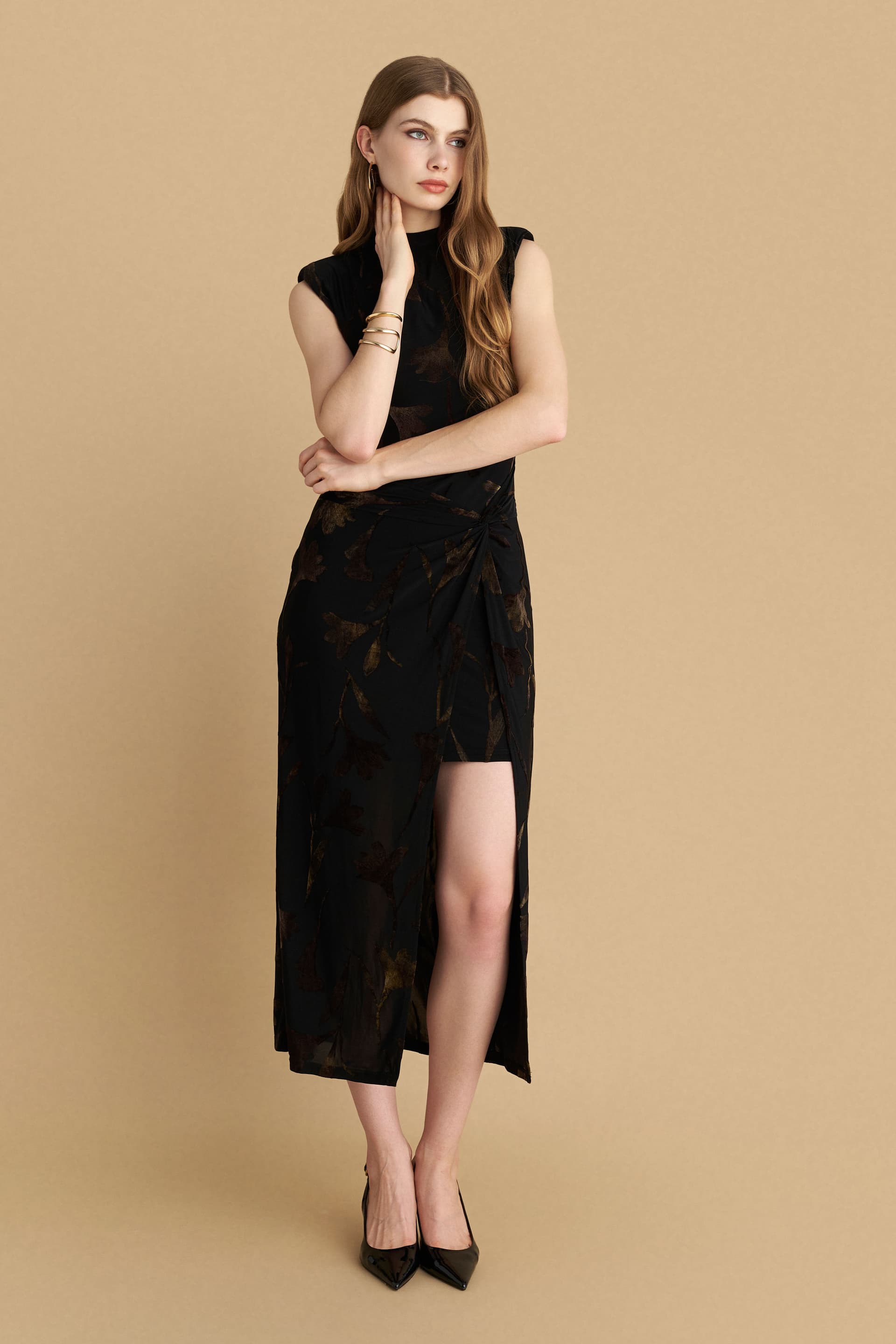 Φόρεμα μίντι με φλοράλ βελούδινο σχέδιο - Μαύρο