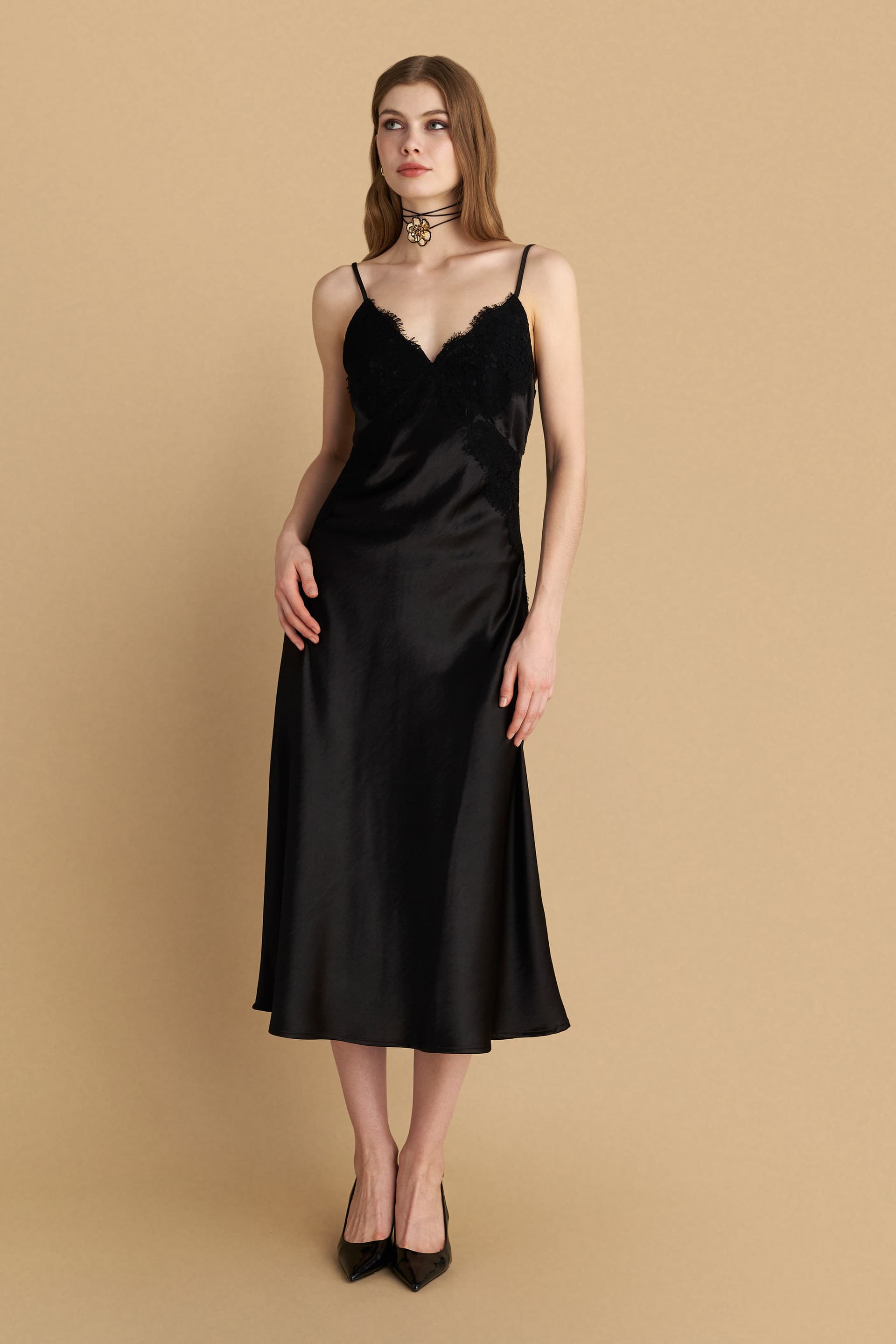 Φόρεμα μίντι τύπου σατέν με δαντέλα - Μαύρο