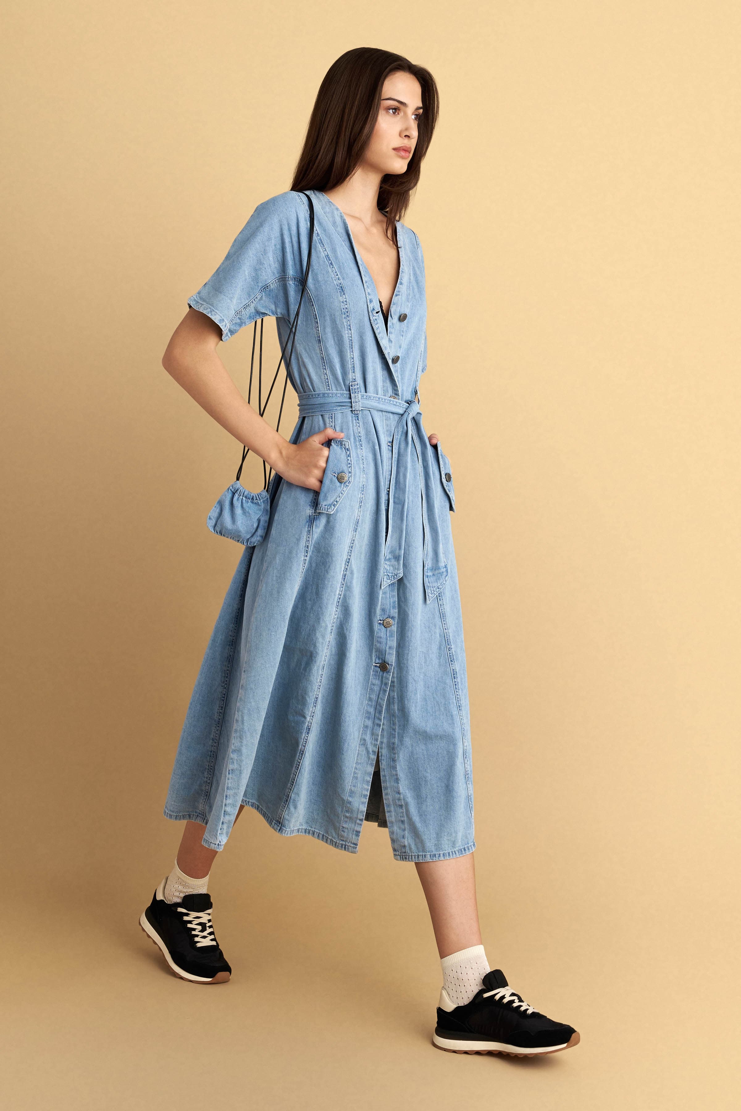 Φόρεμα μίντι σεμιζιέ τζιν με τσάντα - Μπλε