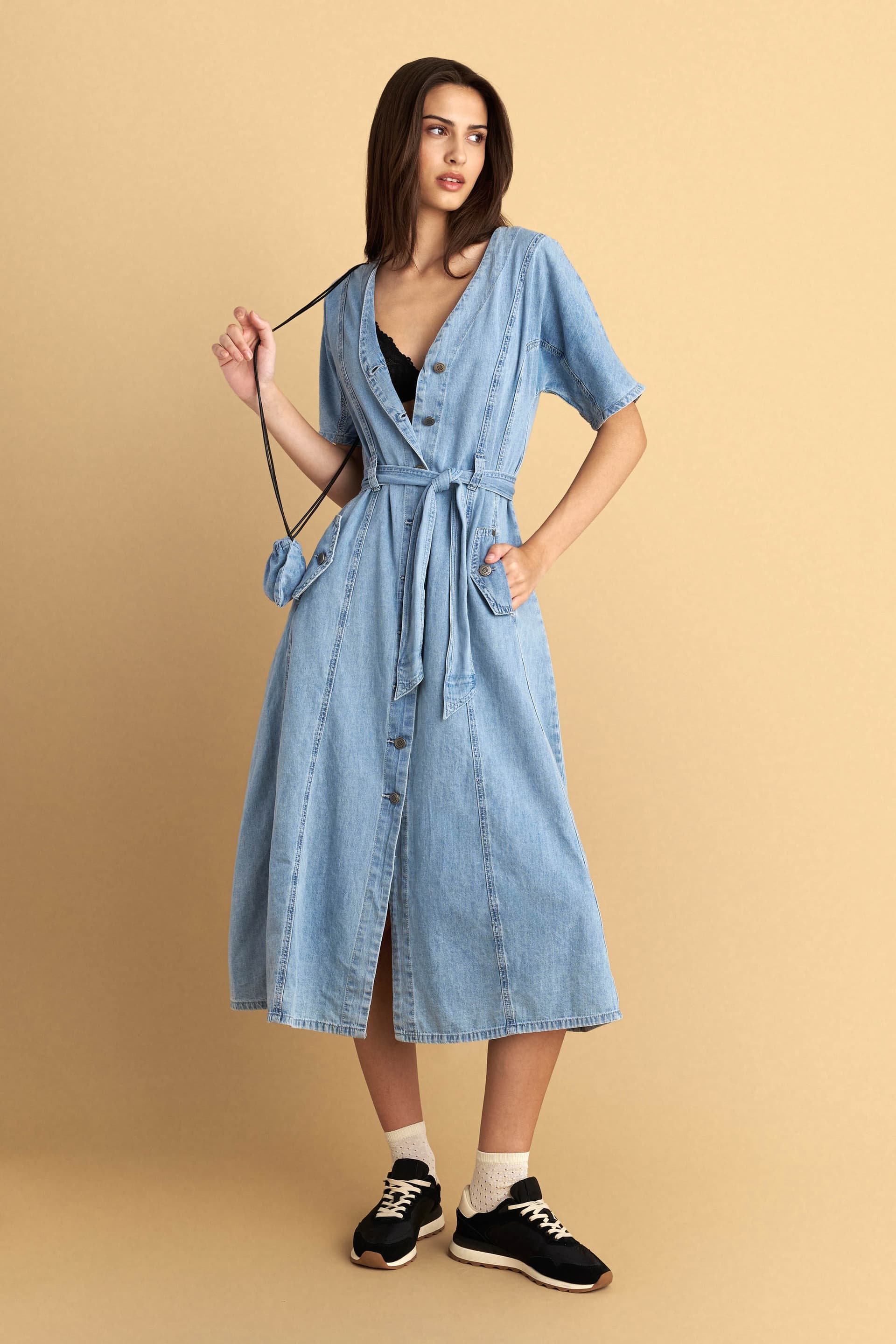 Φόρεμα μίντι σεμιζιέ τζιν με τσάντα - Μπλε