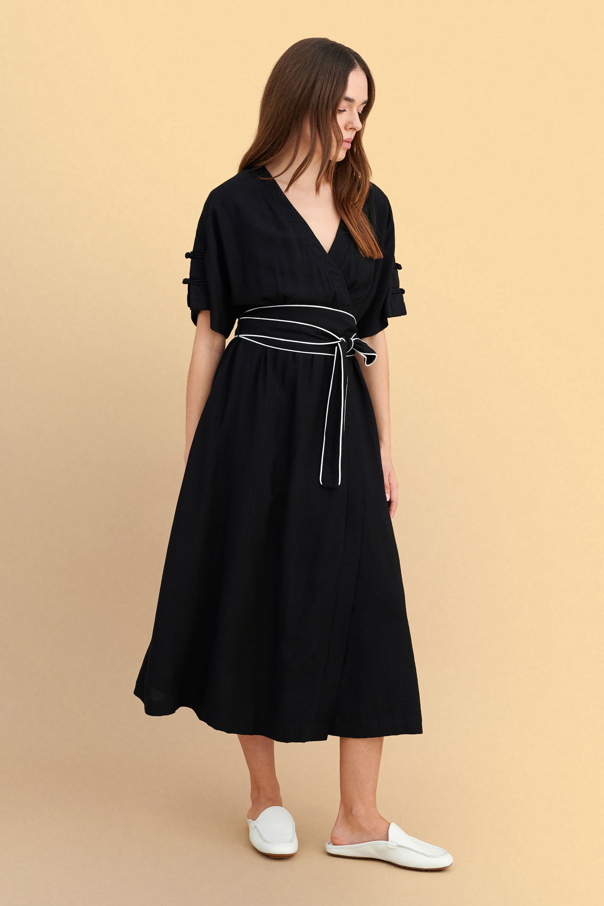 Φόρεμα μίντι με δίχρωμη ζώνη - Μαύρο