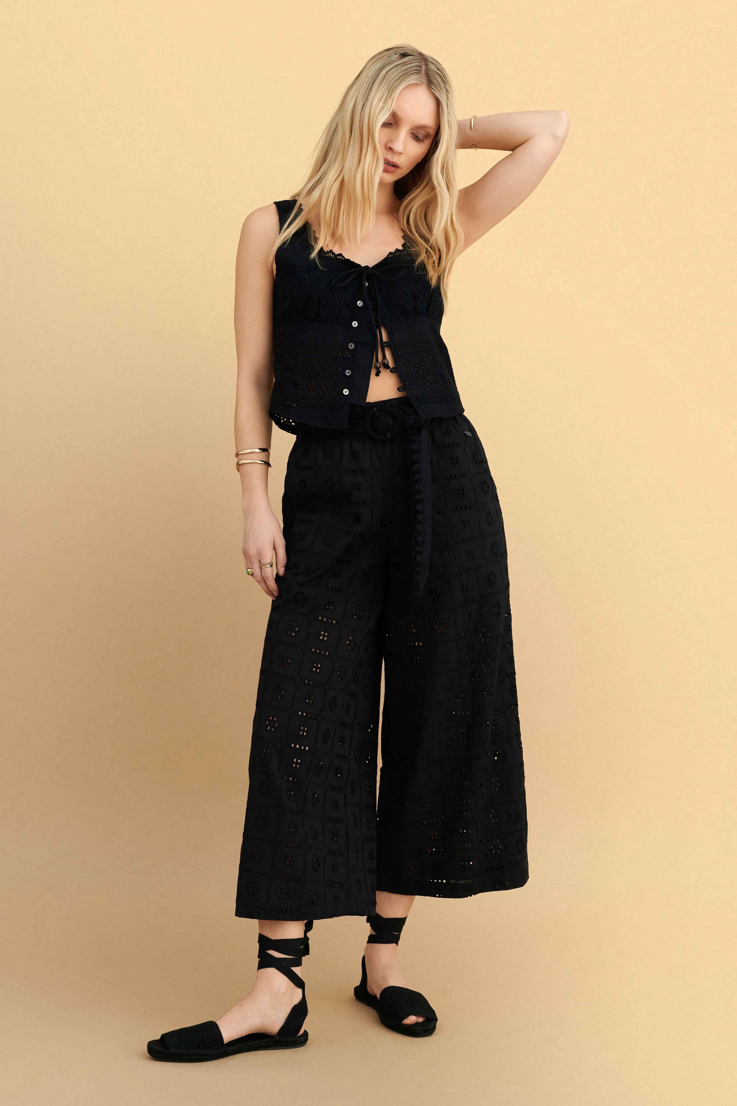 Ζιπ κιλότ broderie με ζώνη - Μαύρο