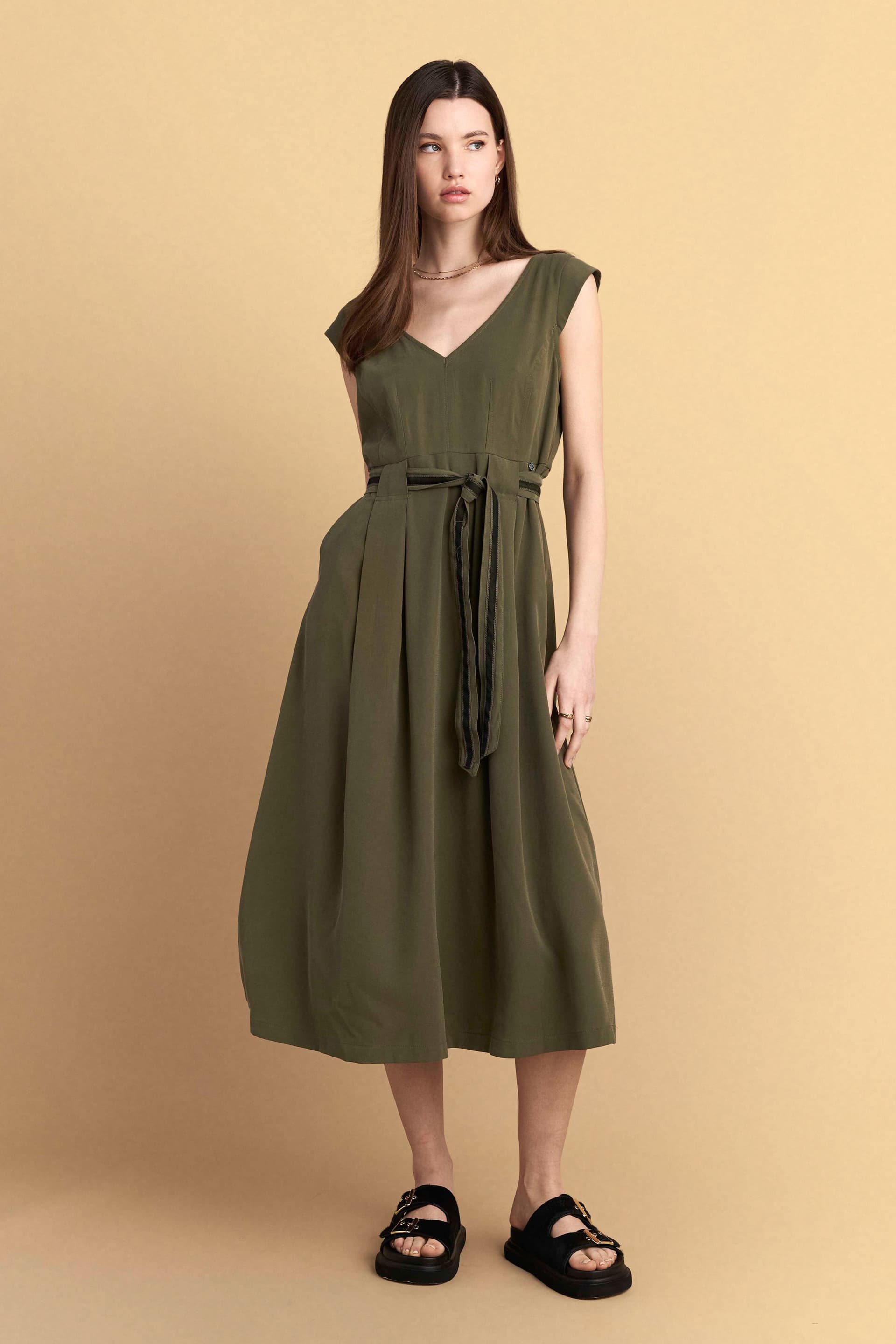 Φόρεμα μίντι αμάνικο με ζώνη - Χακί