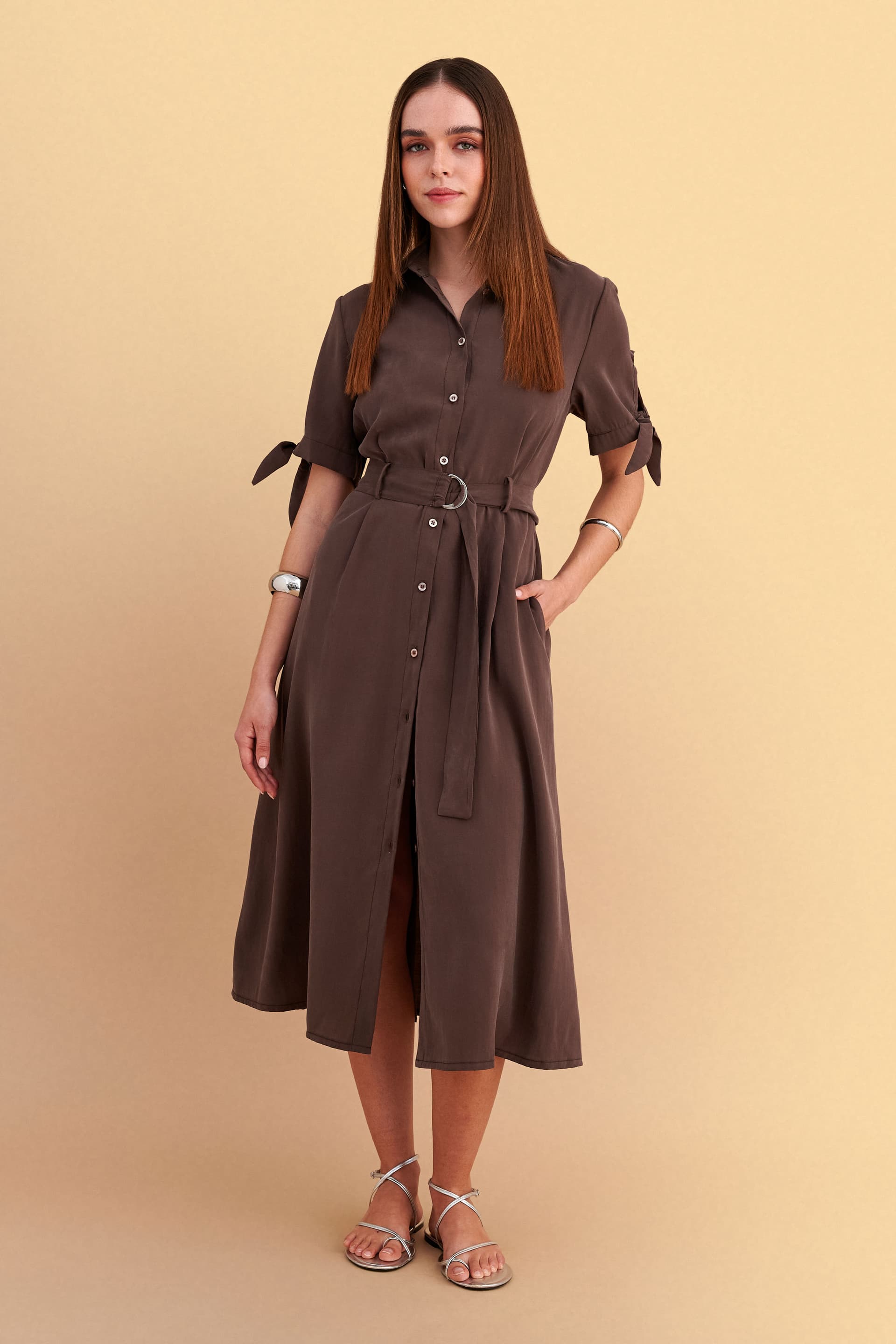 Φόρεμα μίντι με ζώνη και δέσιμο στα μανίκια - CHOCOLATE