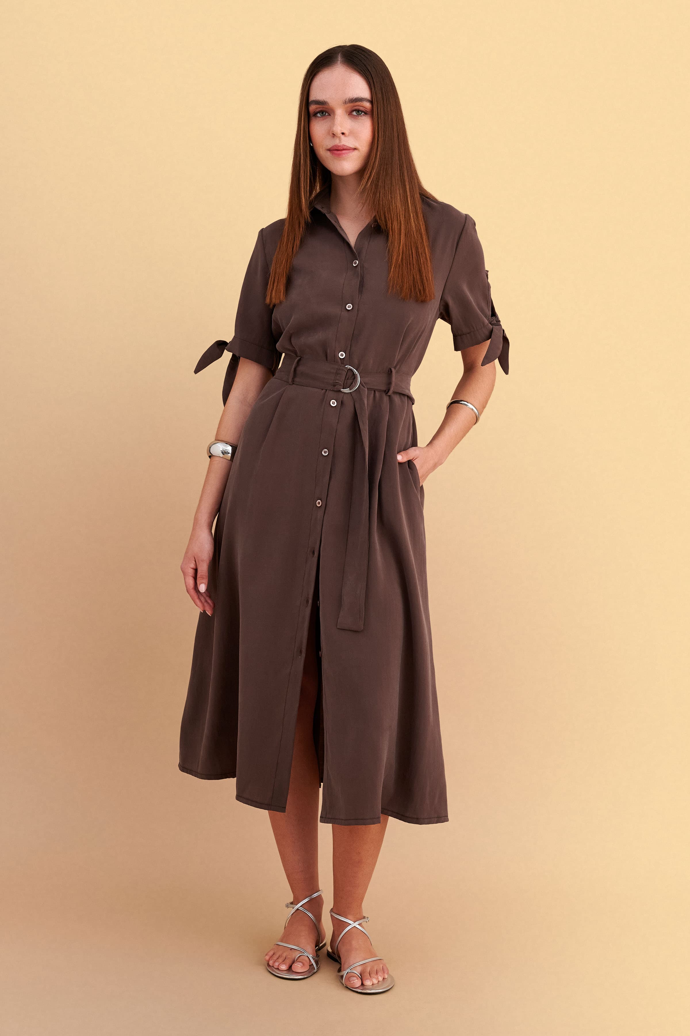 Φόρεμα μίντι με ζώνη και δέσιμο στα μανίκια - CHOCOLATE