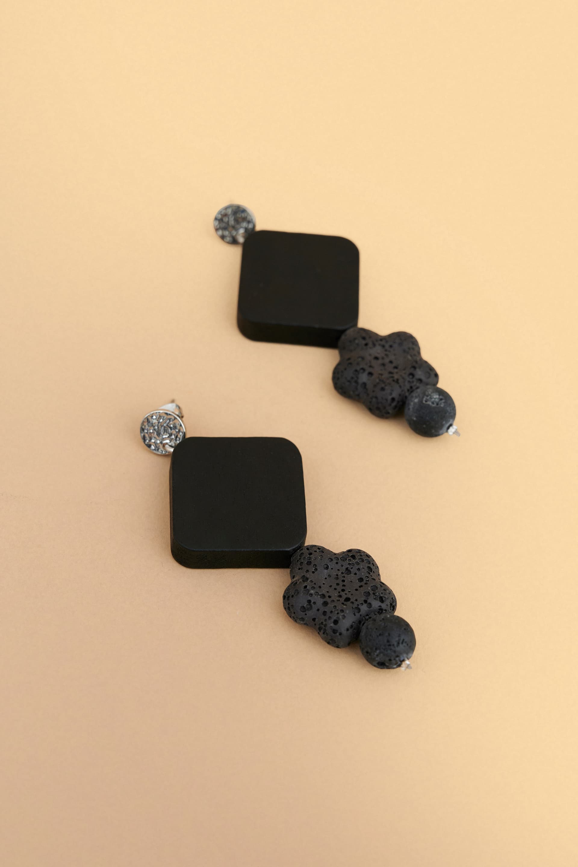 Σκουλαρίκια κρεμαστά με πέρτες - Μαύρο