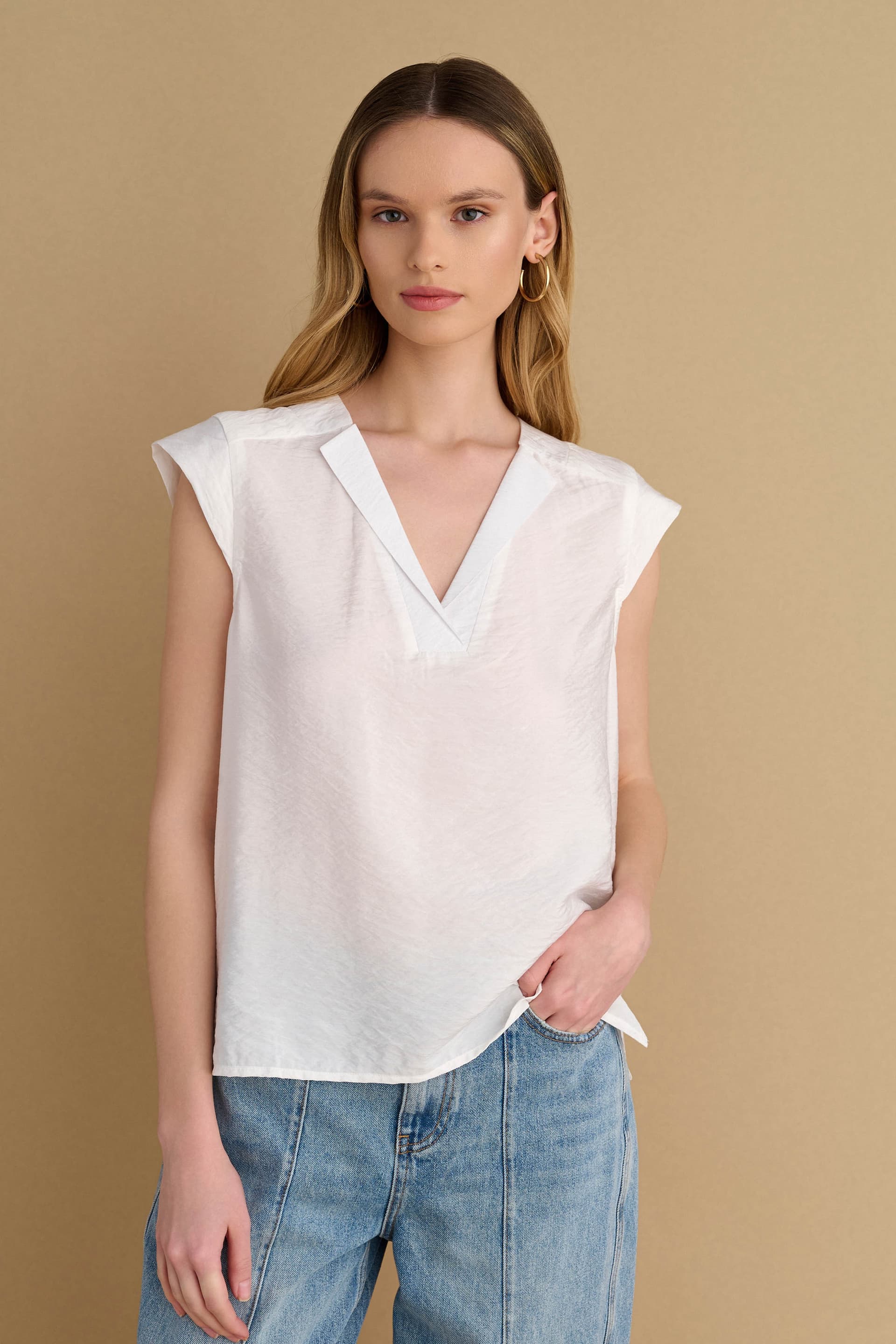 Τοπ με V άνοιγμα - Λευκό