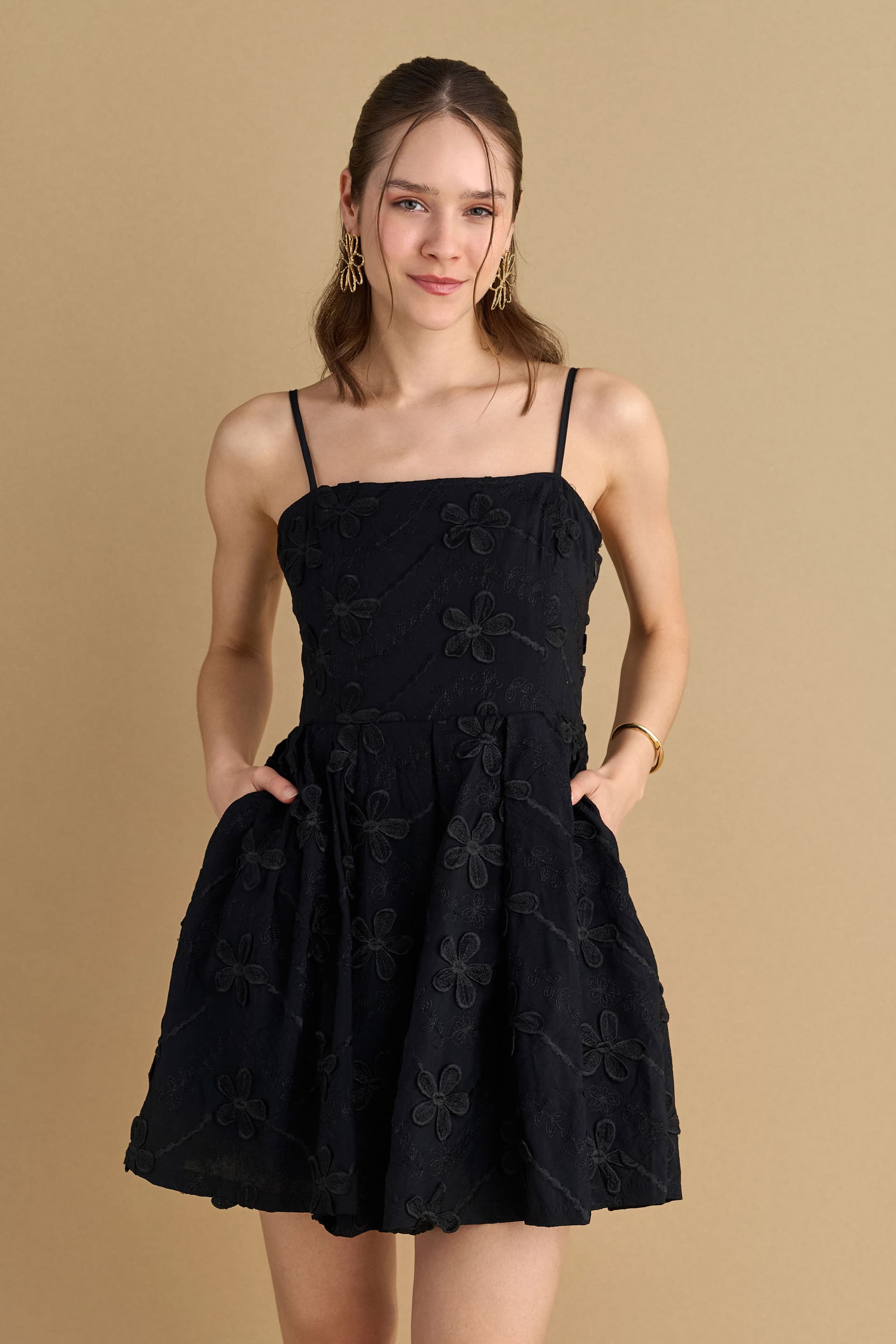 Φόρεμα κοντό με ανάγλυφα λουλούδια - Μαύρο