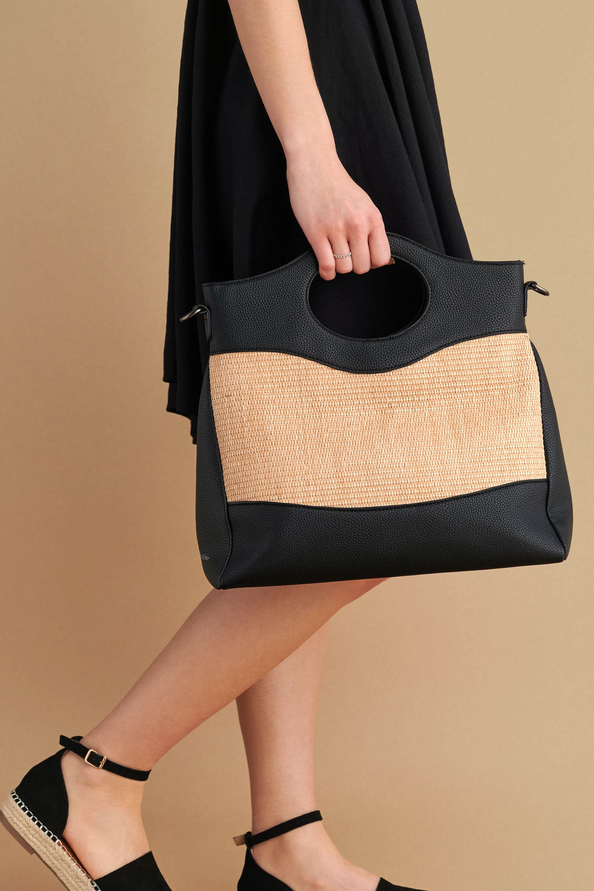 Τσάντα χειρός με αλυσίδα - Μαύρο