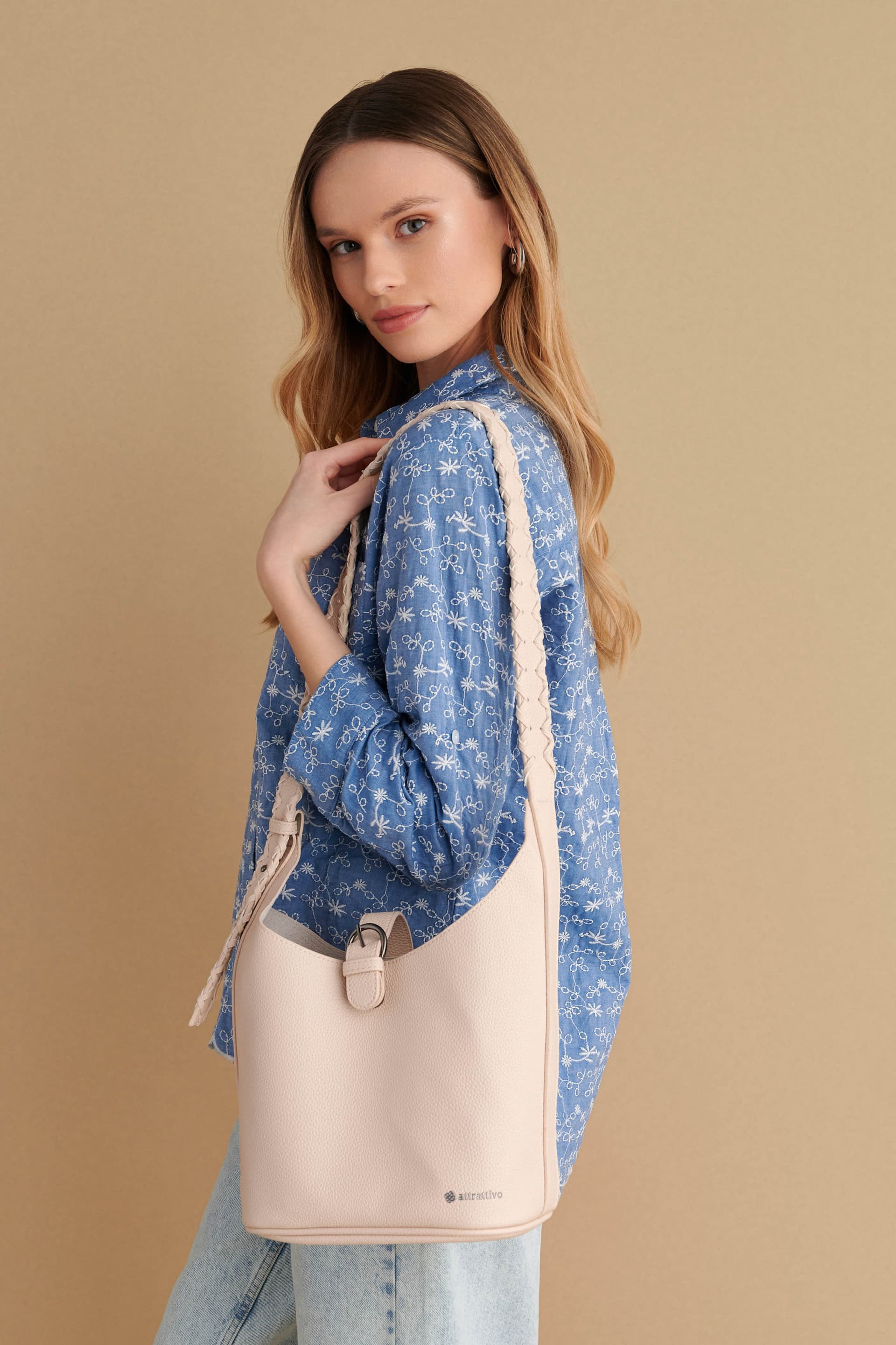 Τσάντα ώμου με ιδιαίτερη πλέξη - Μπεζ