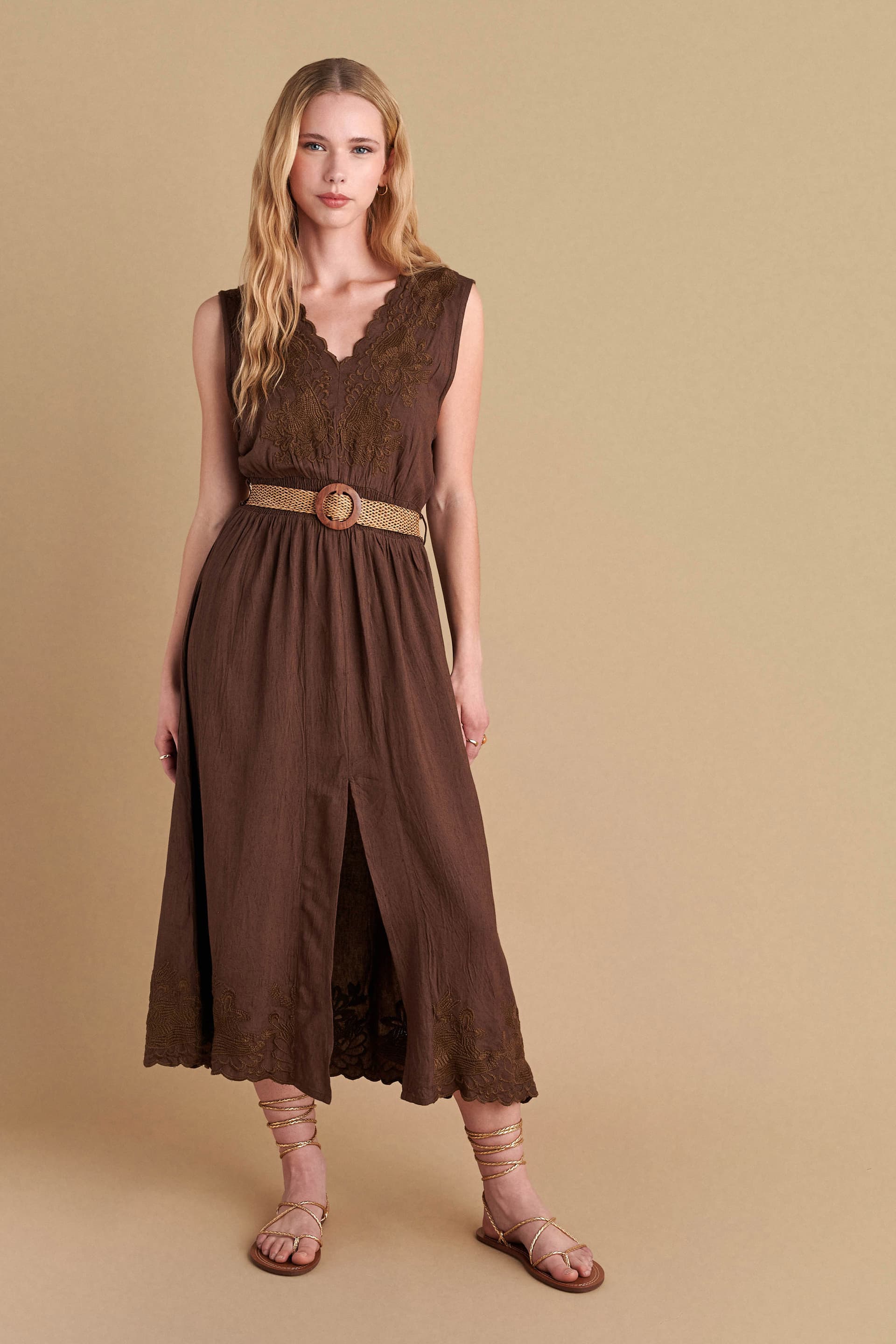 Φόρεμα με κέντημα και ζώνη - CHOCOLATE