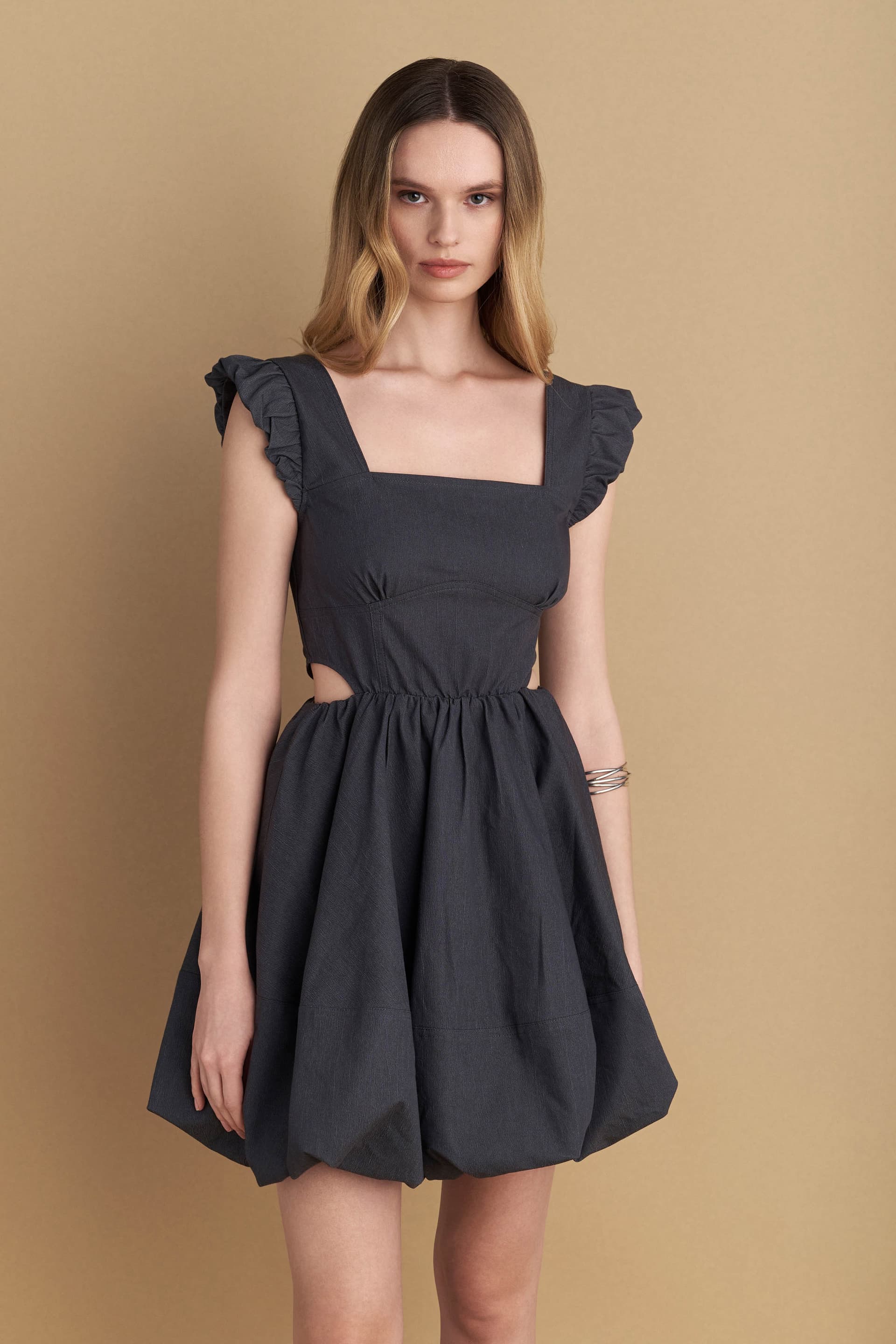 Φόρεμα μίνι με cut-out - Μαύρο