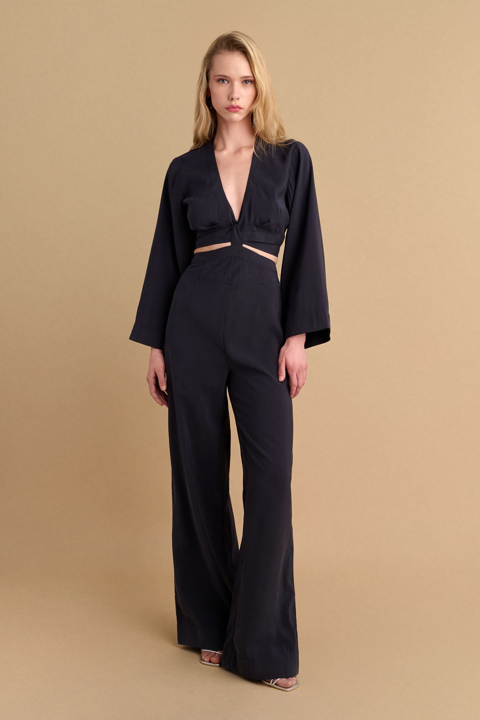 Ολόσωμη φόρμα με cut out και δέσιμο - Μαύρο