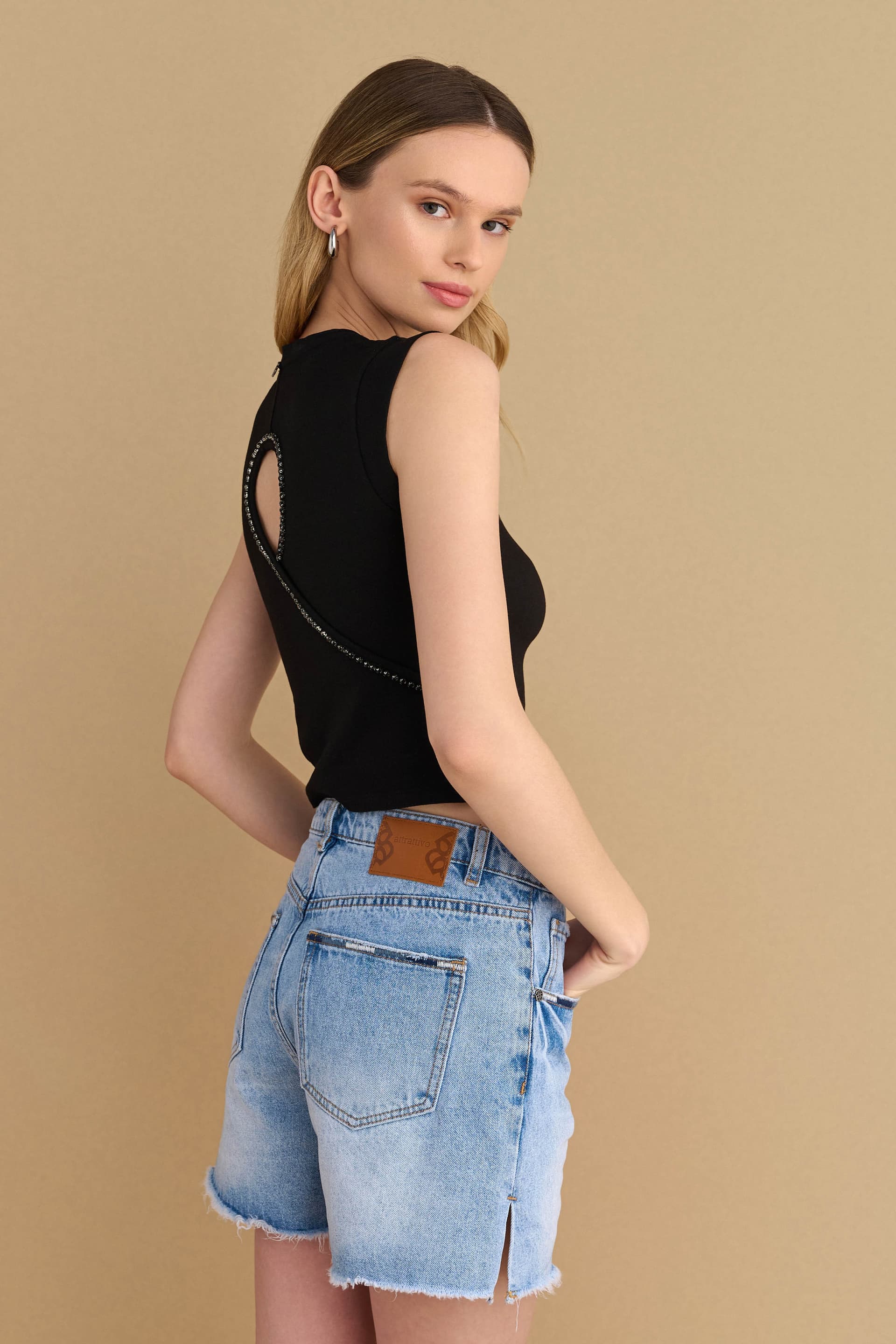 Μπλούζα αμάνικη με ιδιαίτερη πλάτη - Μαύρο