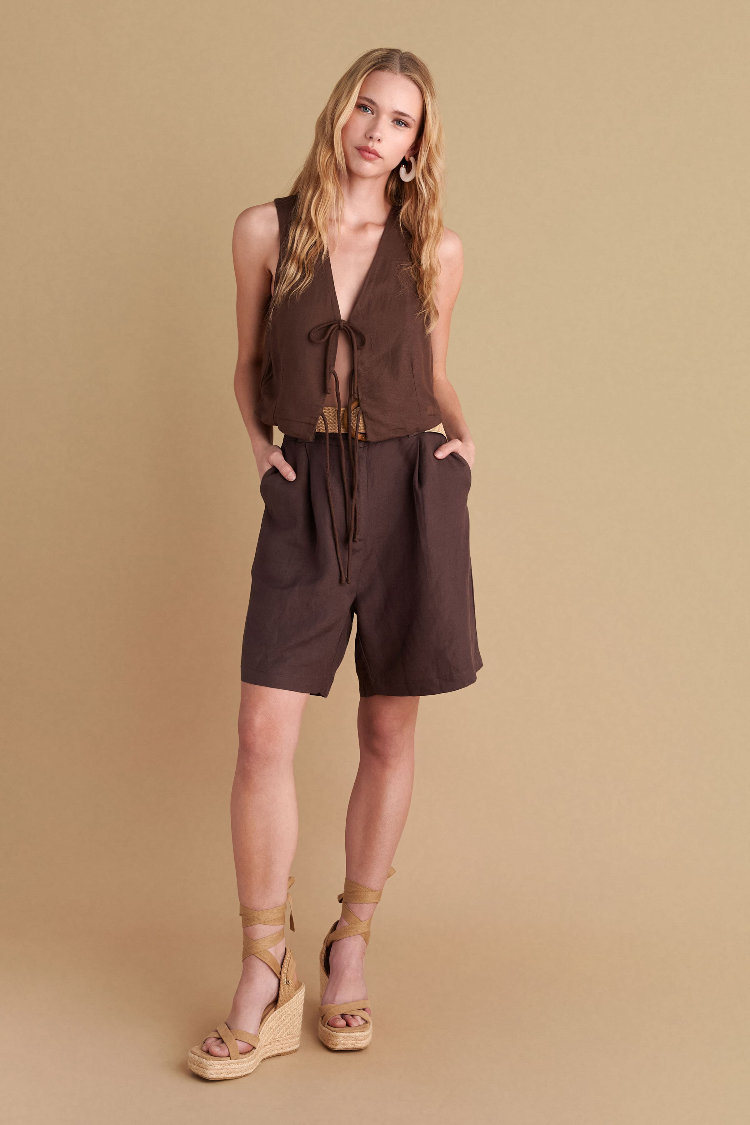 Βερμούδα λινή με ζώνη - CHOCOLATE