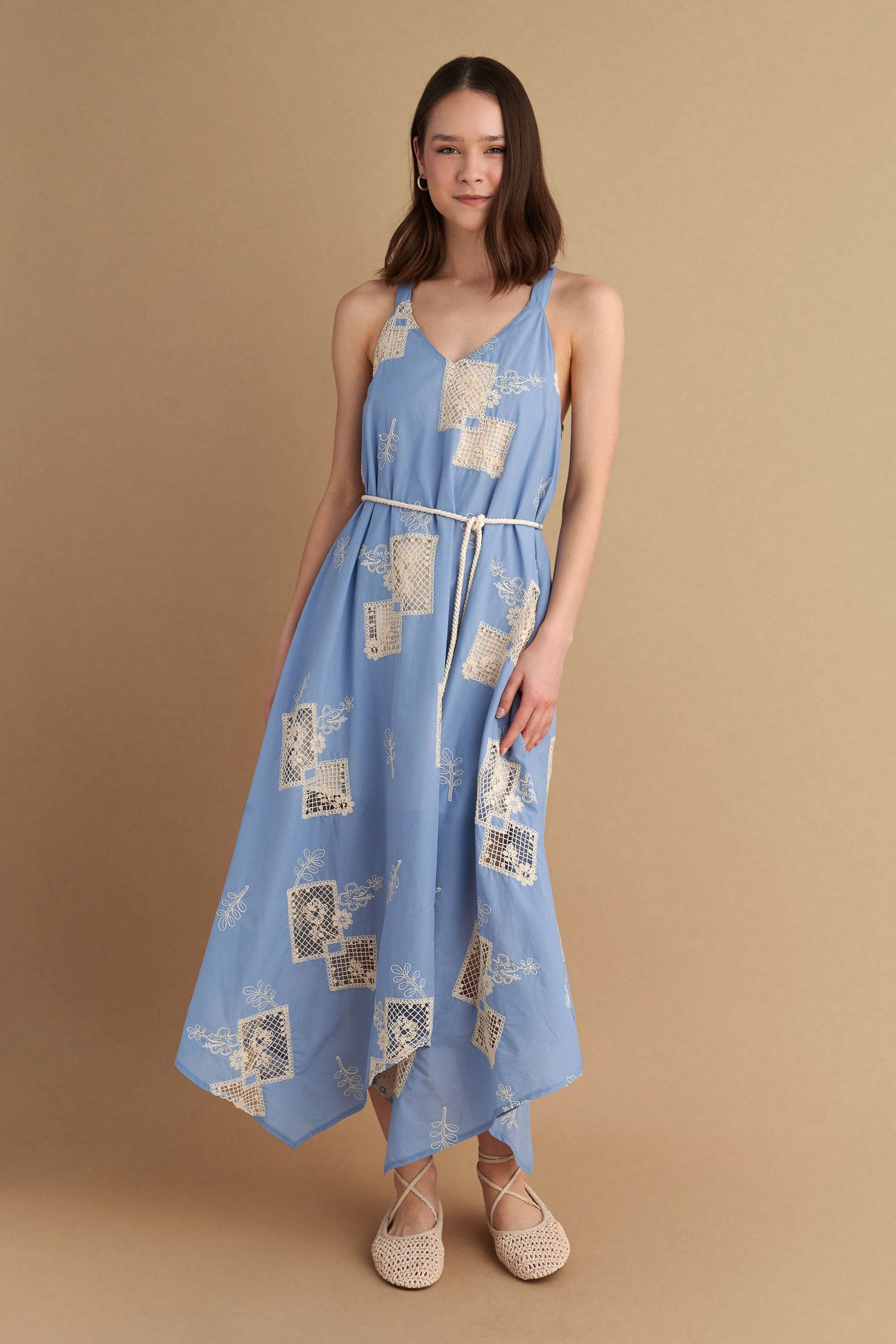 Φόρεμα ασύμμετρο με κεντήματα και ζώνη - Μπλε