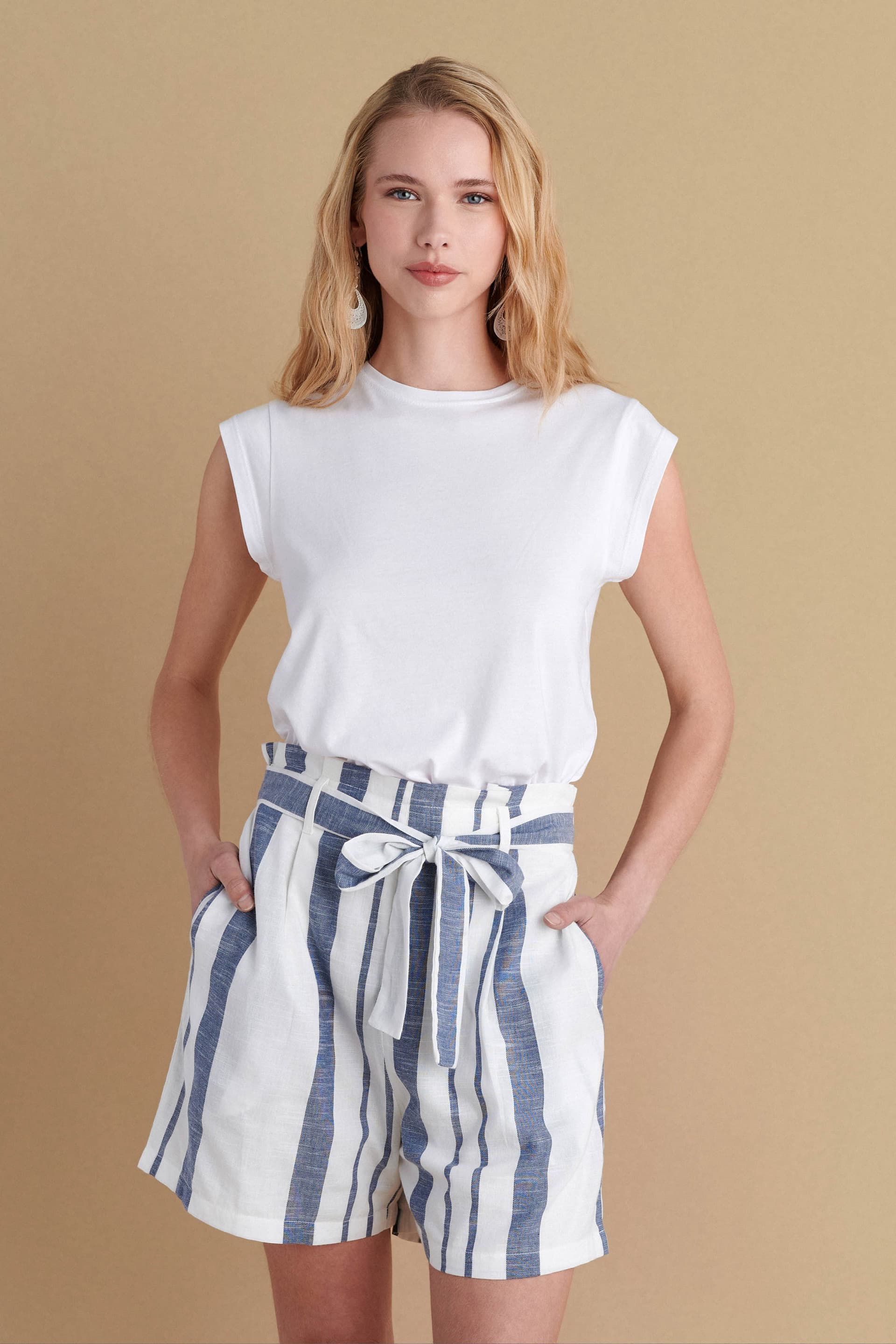 Σορτς ριγέ με ζώνη - Λευκό